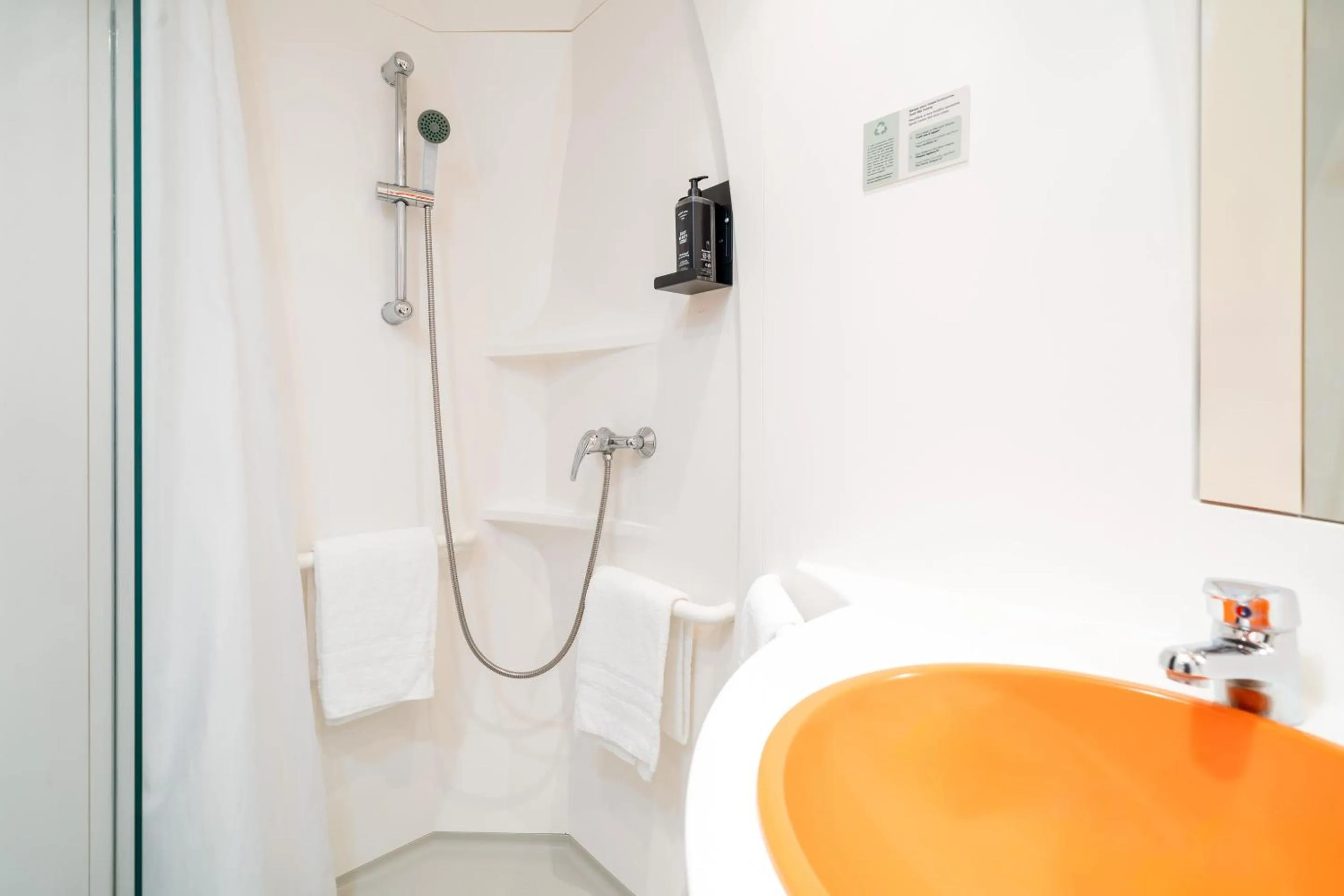Shower in Herculano Stays Porto - Digital Access