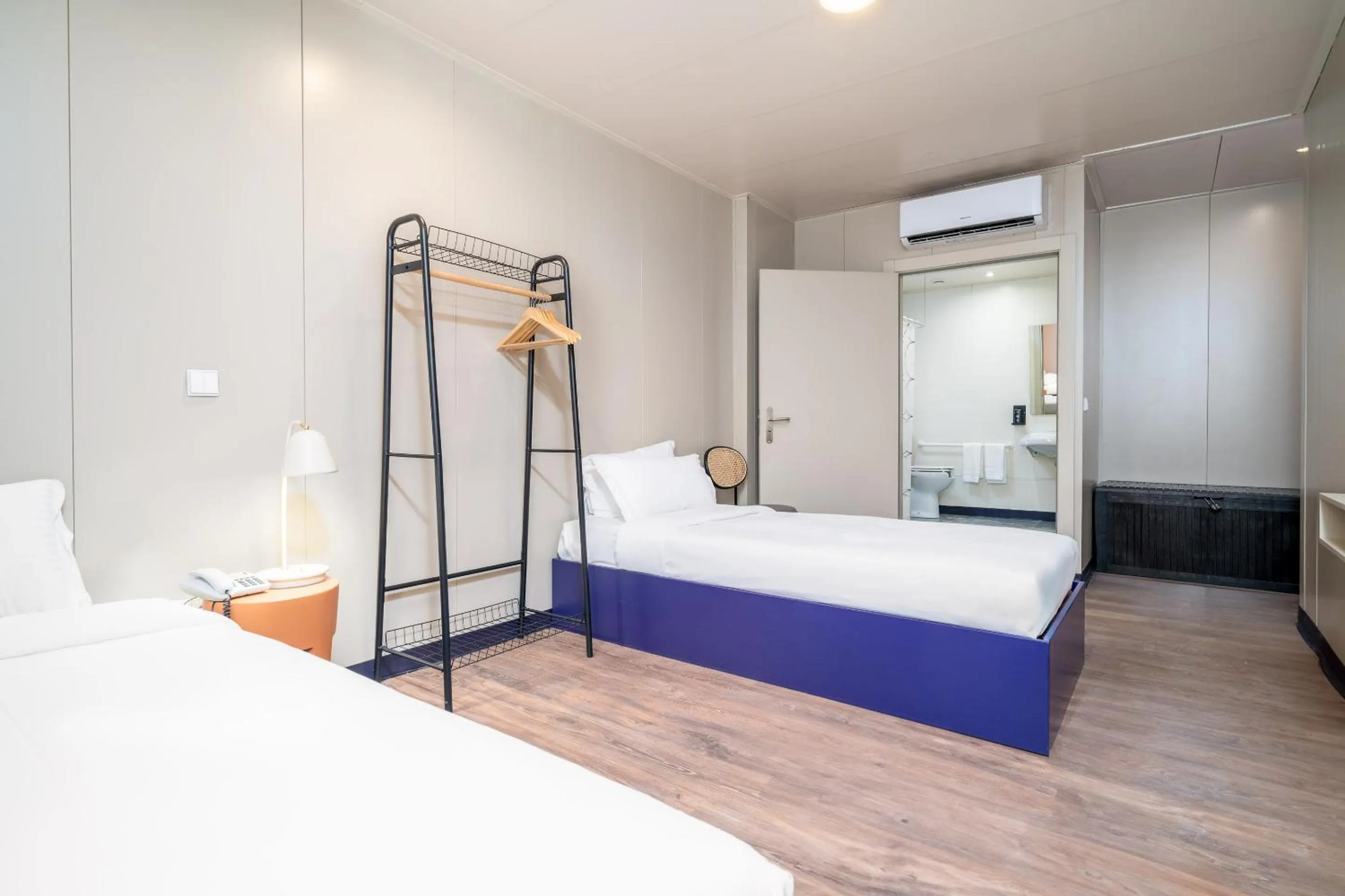 Shower, Bed in Herculano Stays Porto - Digital Access