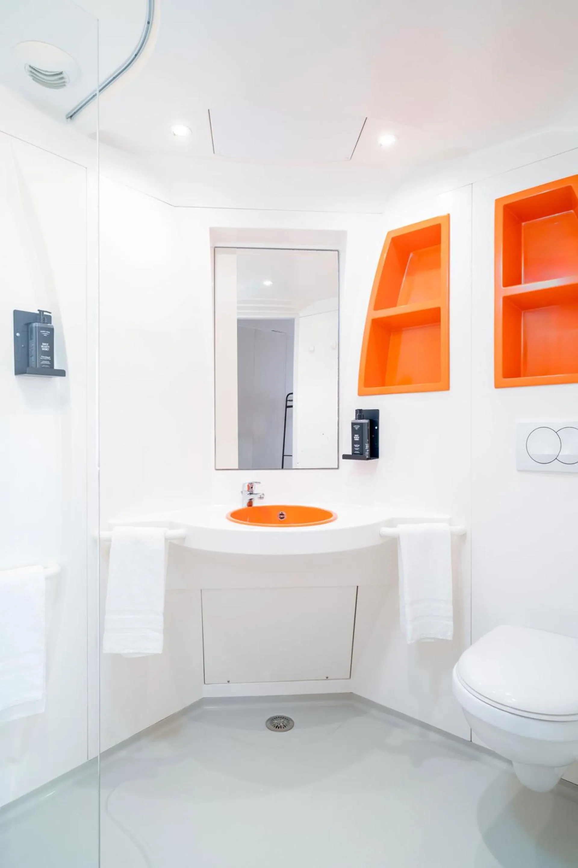 Shower in Herculano Stays Porto - Digital Access