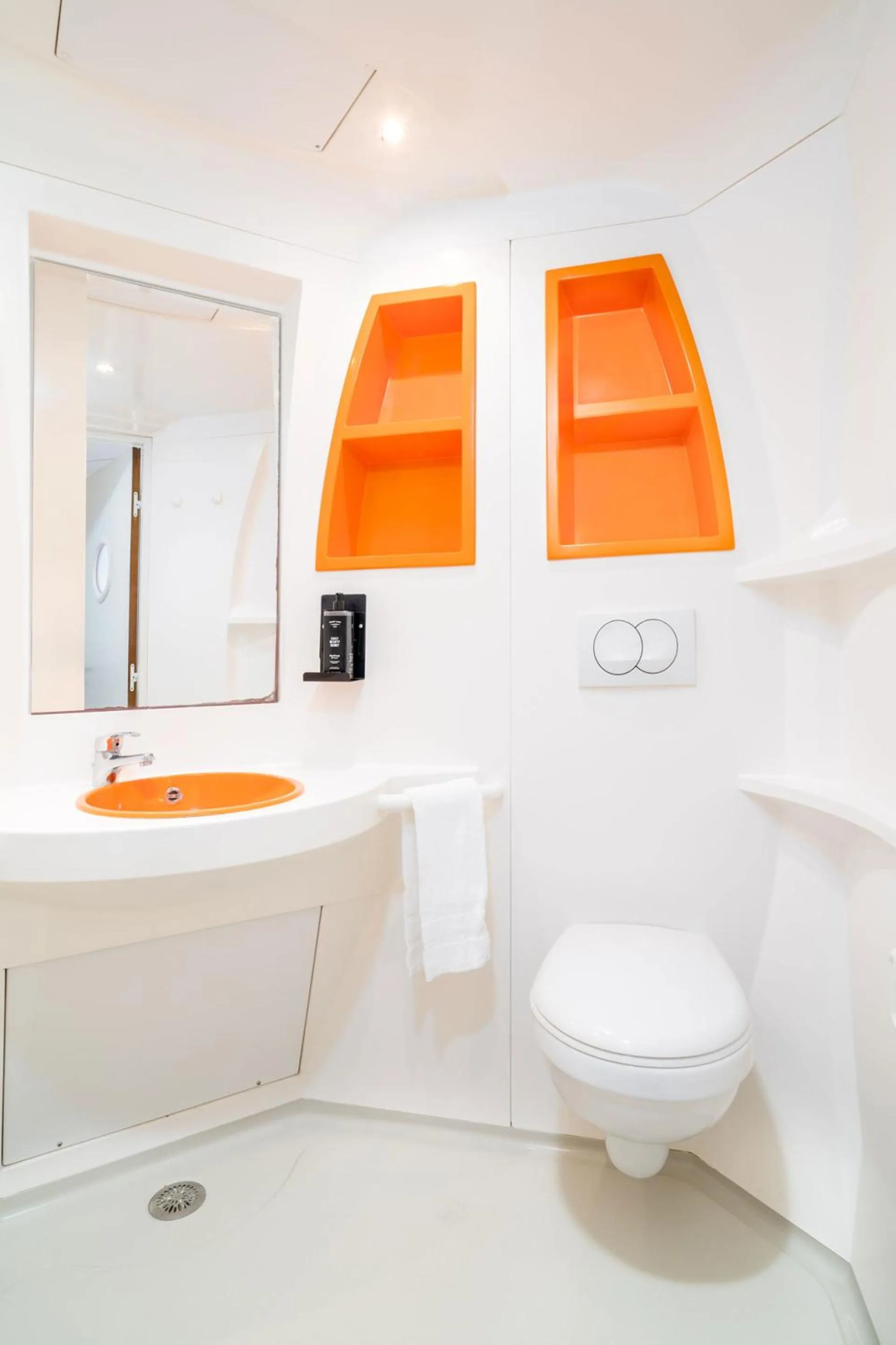 Shower in Herculano Stays Porto - Digital Access