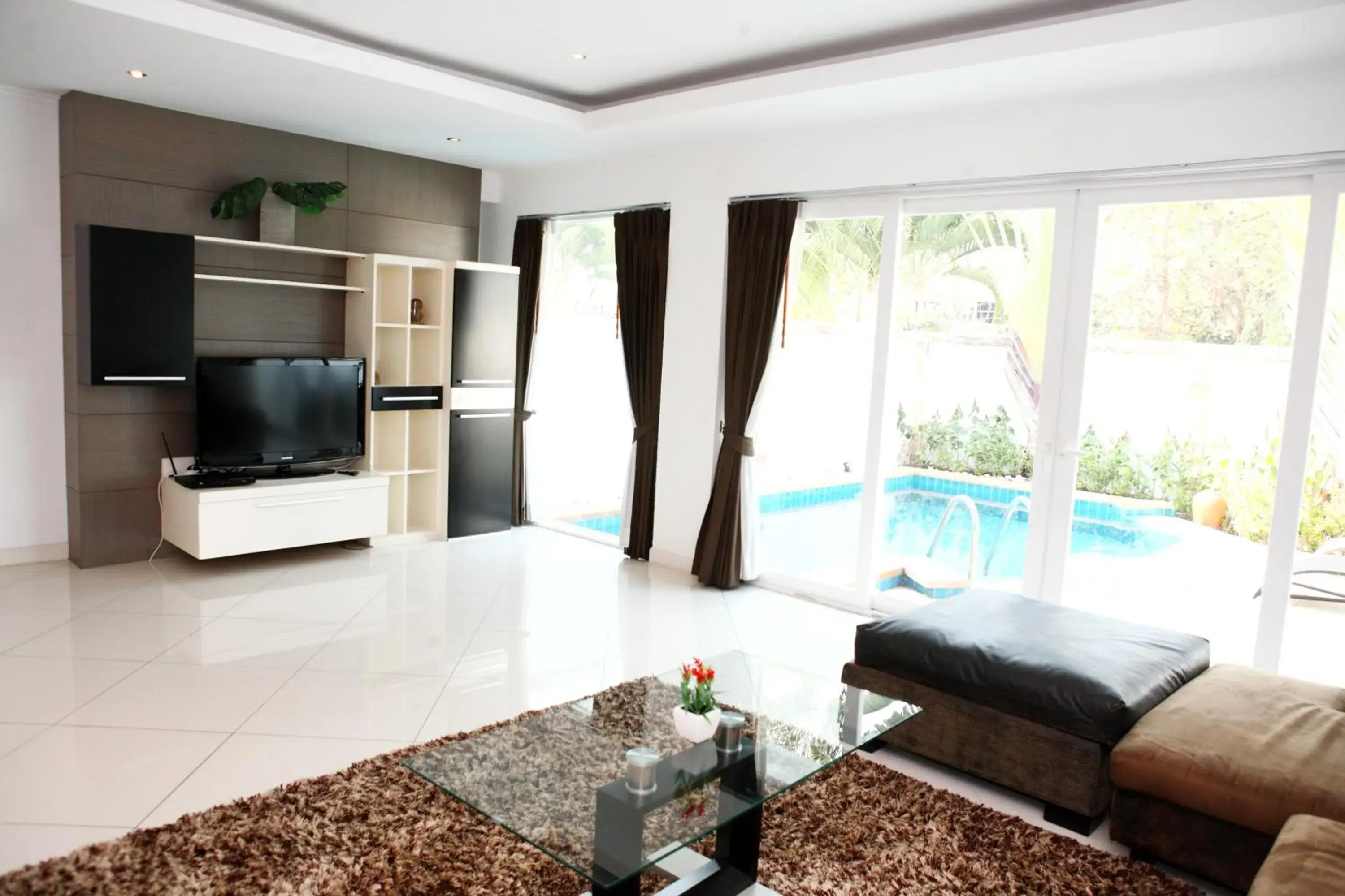 Living room, TV/Entertainment Center in Wongamat Pool Villas By Pattaya Sunny Rentals