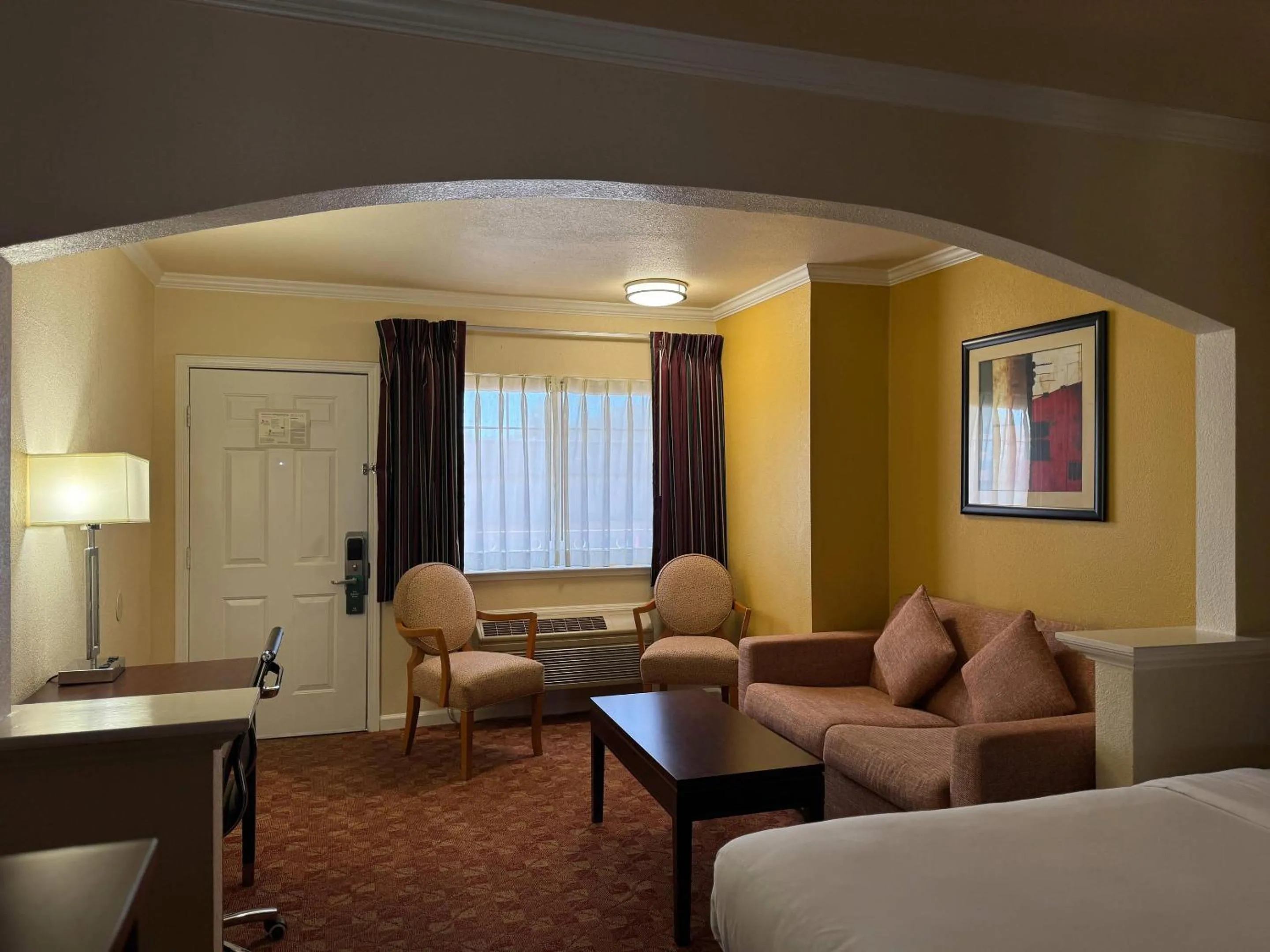 Bedroom in Quality Inn Ukiah