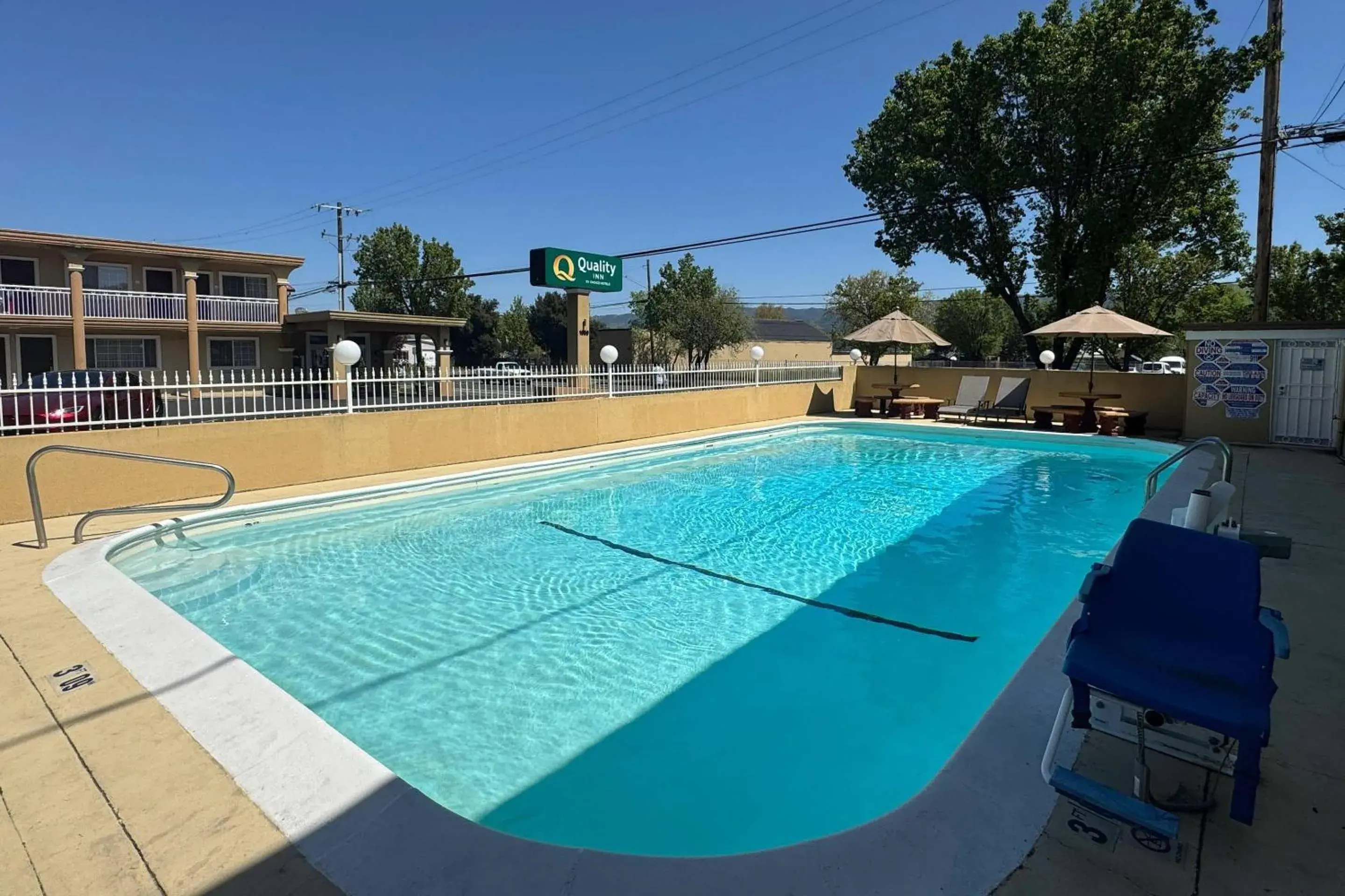Swimming pool in Quality Inn Ukiah Swimming pool in Quality Inn Ukiah