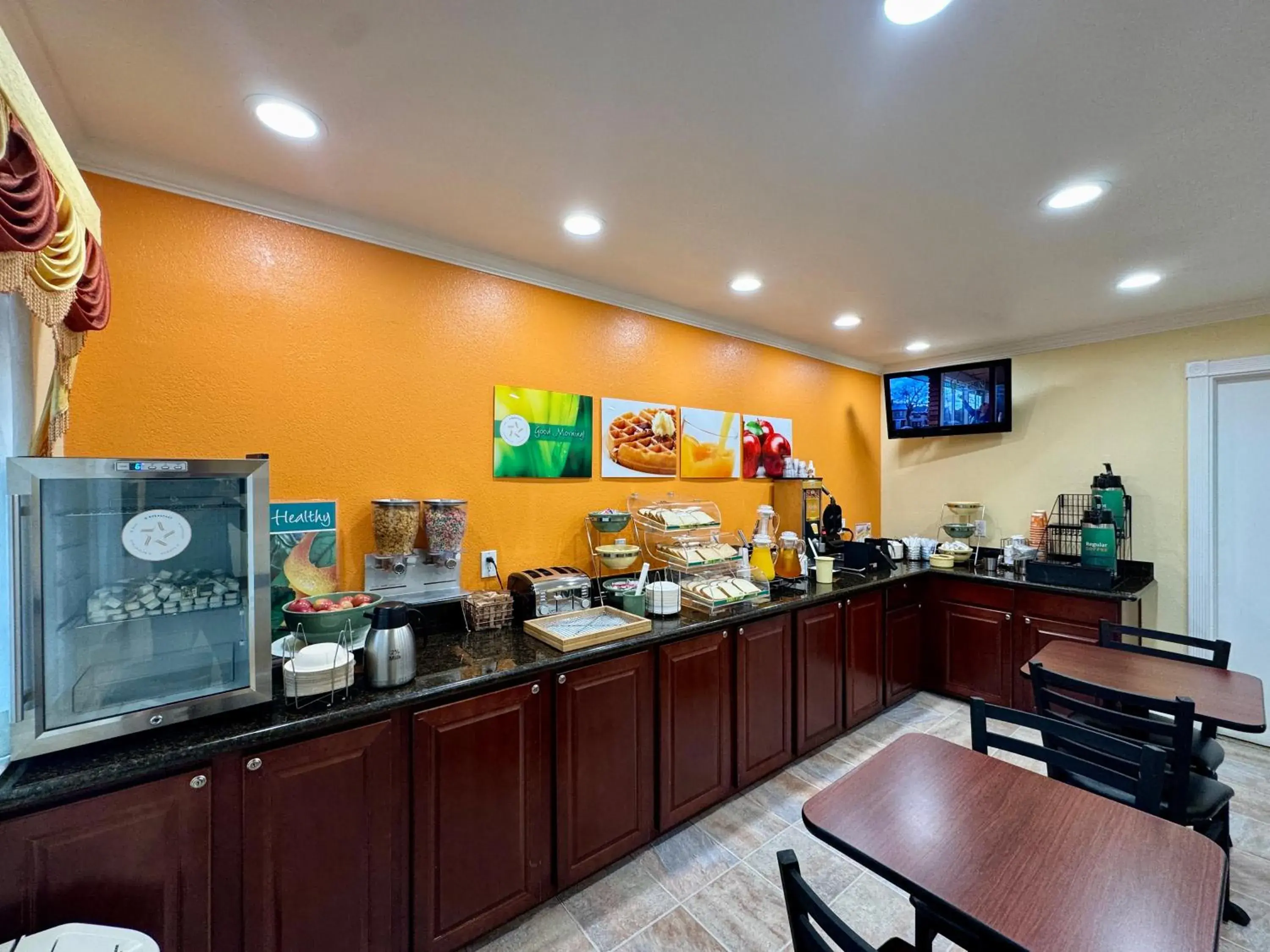 Buffet breakfast in Quality Inn Ukiah Buffet breakfast in Quality Inn Ukiah