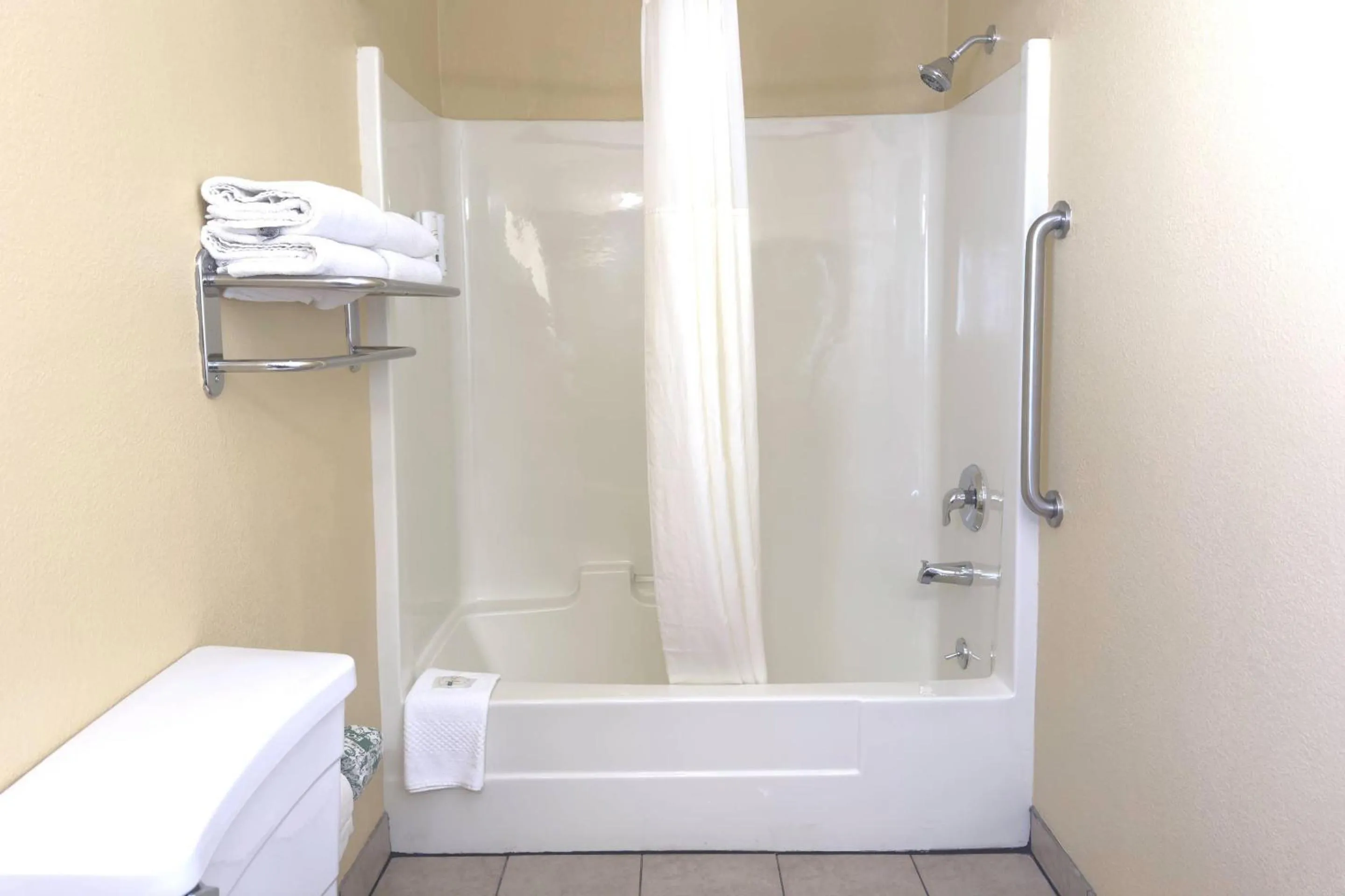 Bedroom in Quality Inn Ukiah