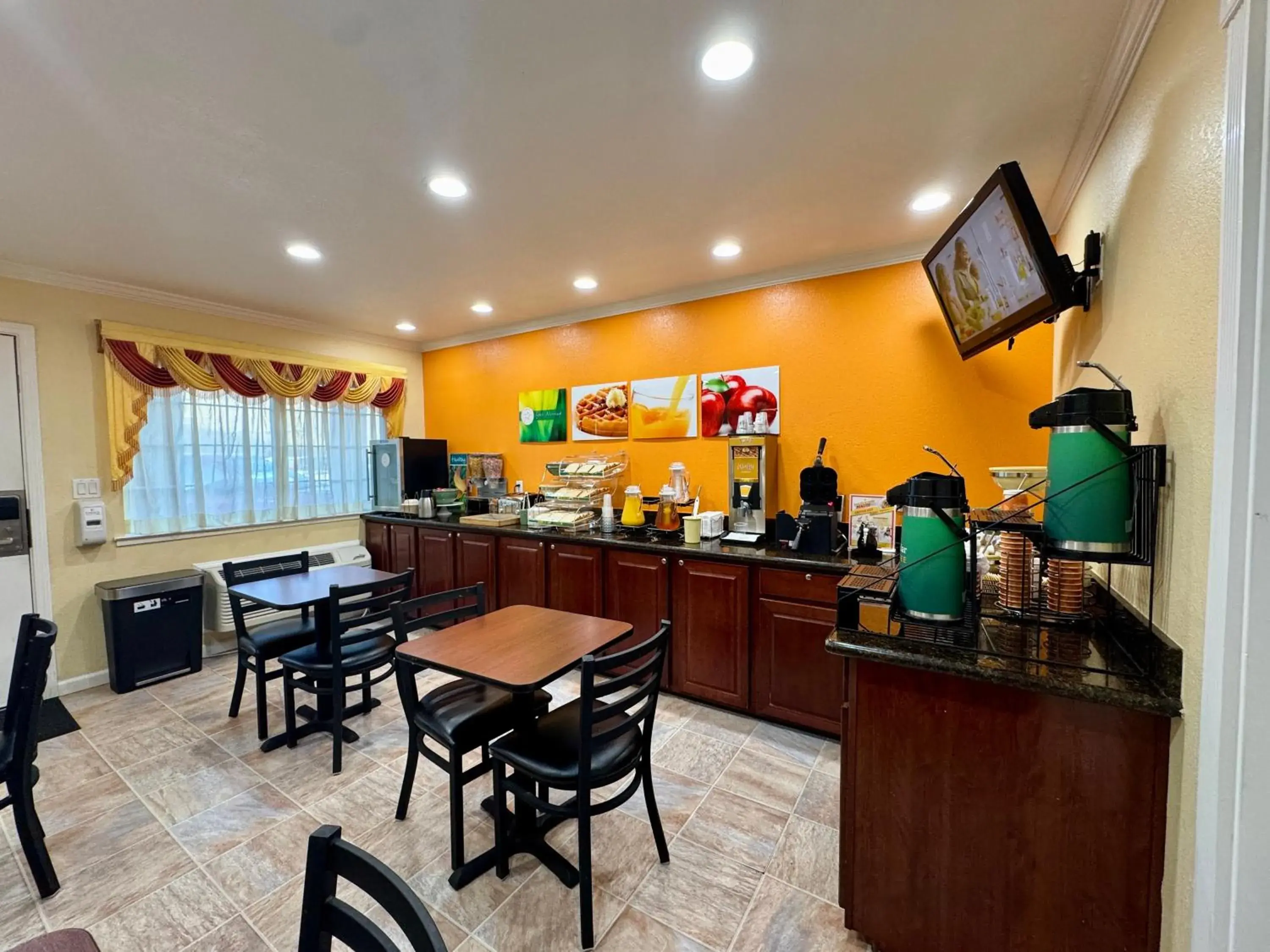 Breakfast in Quality Inn Ukiah Breakfast in Quality Inn Ukiah