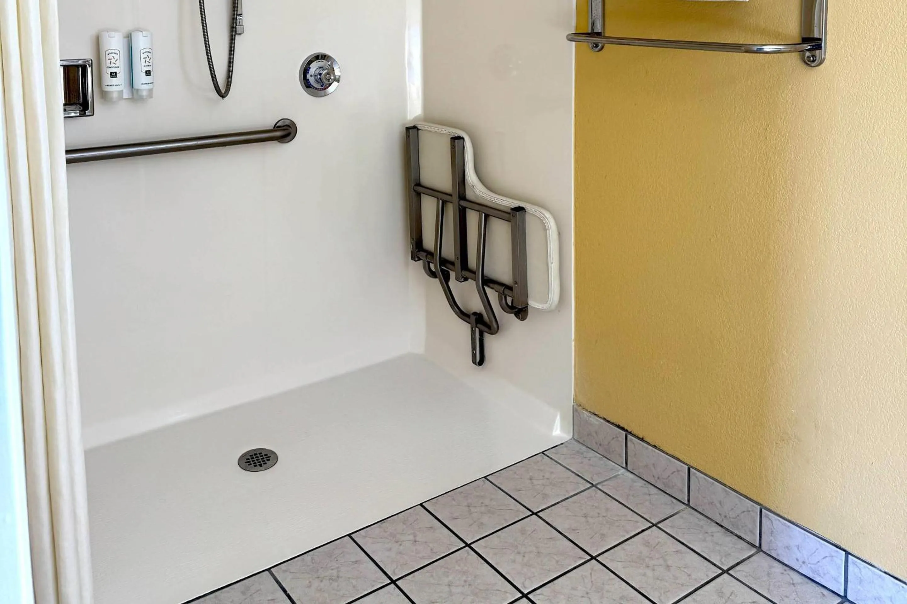 Bedroom in Quality Inn Ukiah