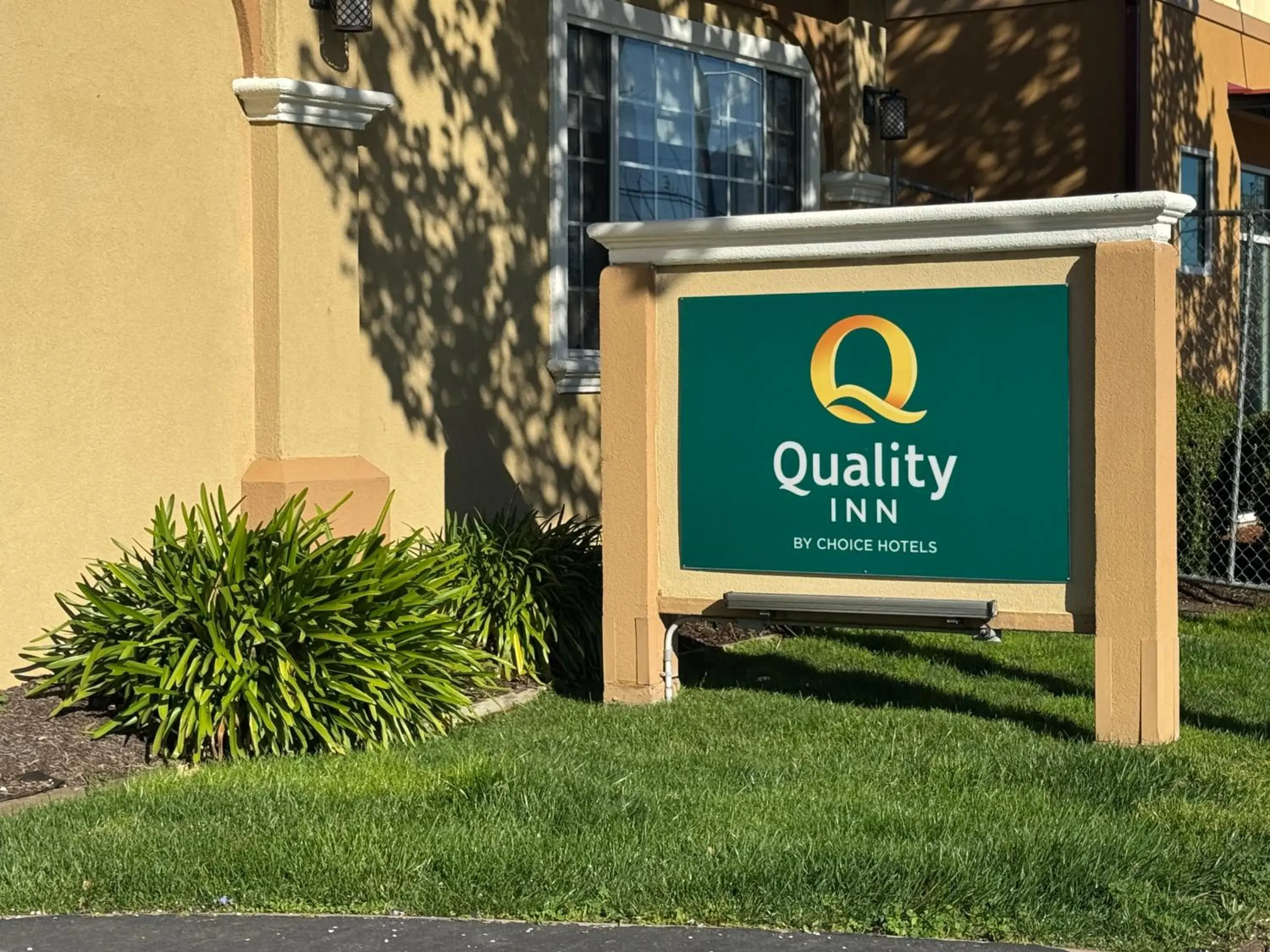 Property building in Quality Inn Ukiah Property building in Quality Inn Ukiah