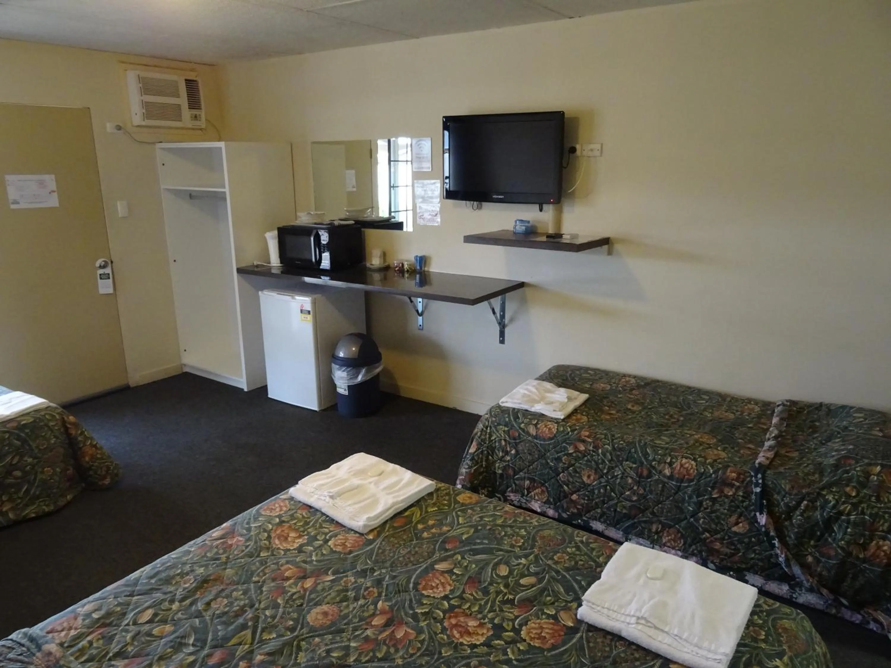 Bed in Paringa Hotel Motel