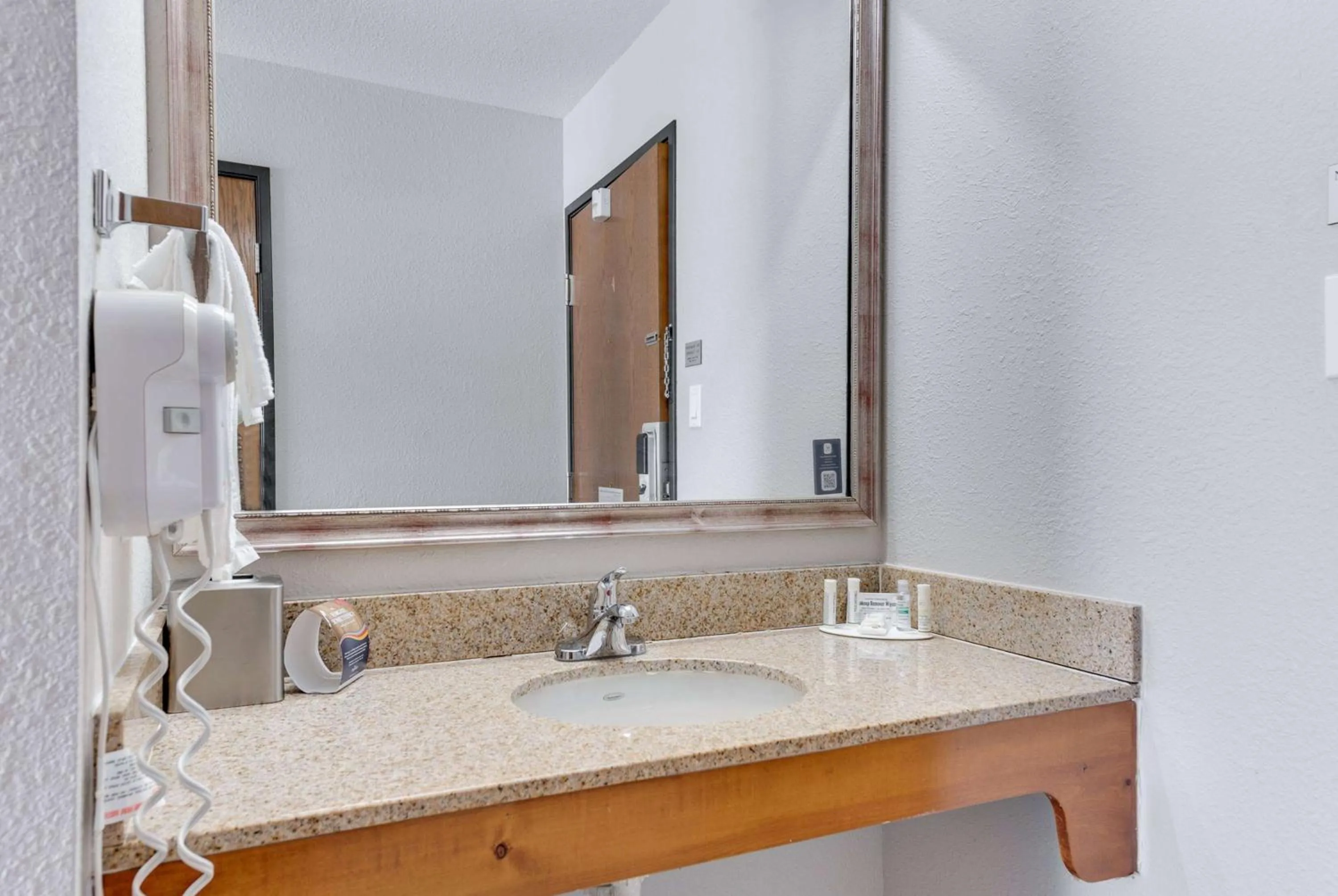 TV and multimedia in Baymont by Wyndham Salida