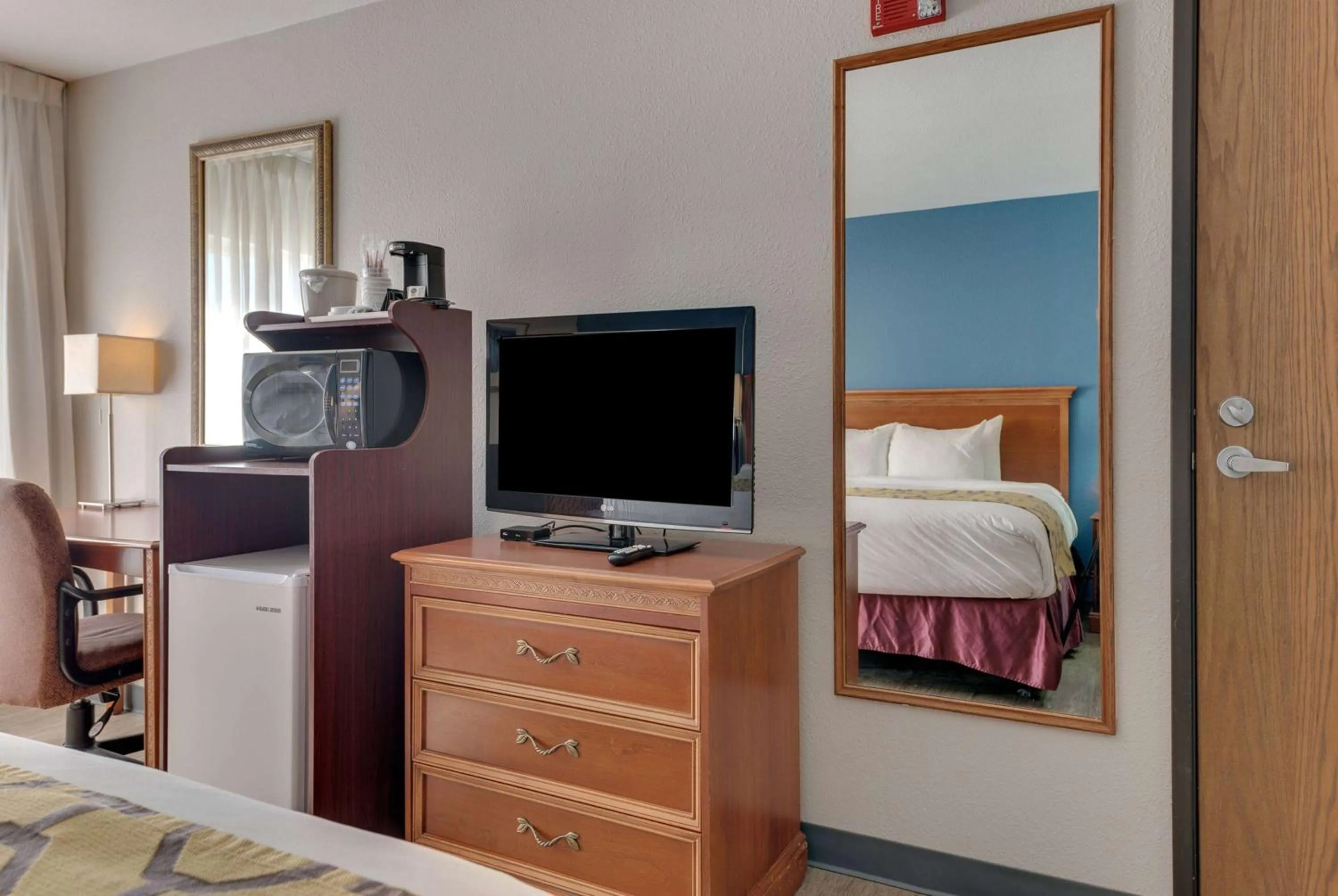 Photo of the whole room, Bed in Baymont by Wyndham Salida