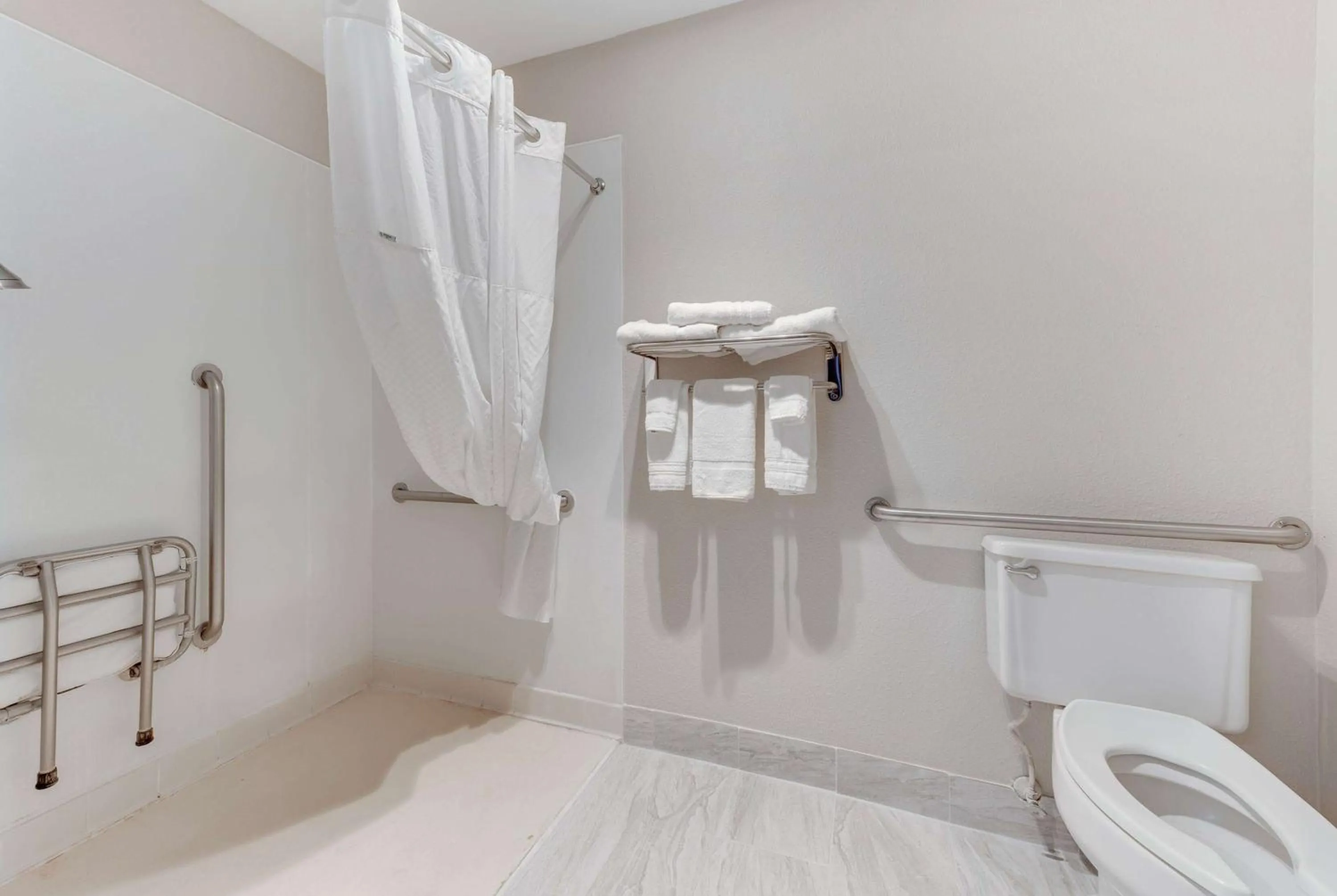 TV and multimedia in Baymont by Wyndham Salida