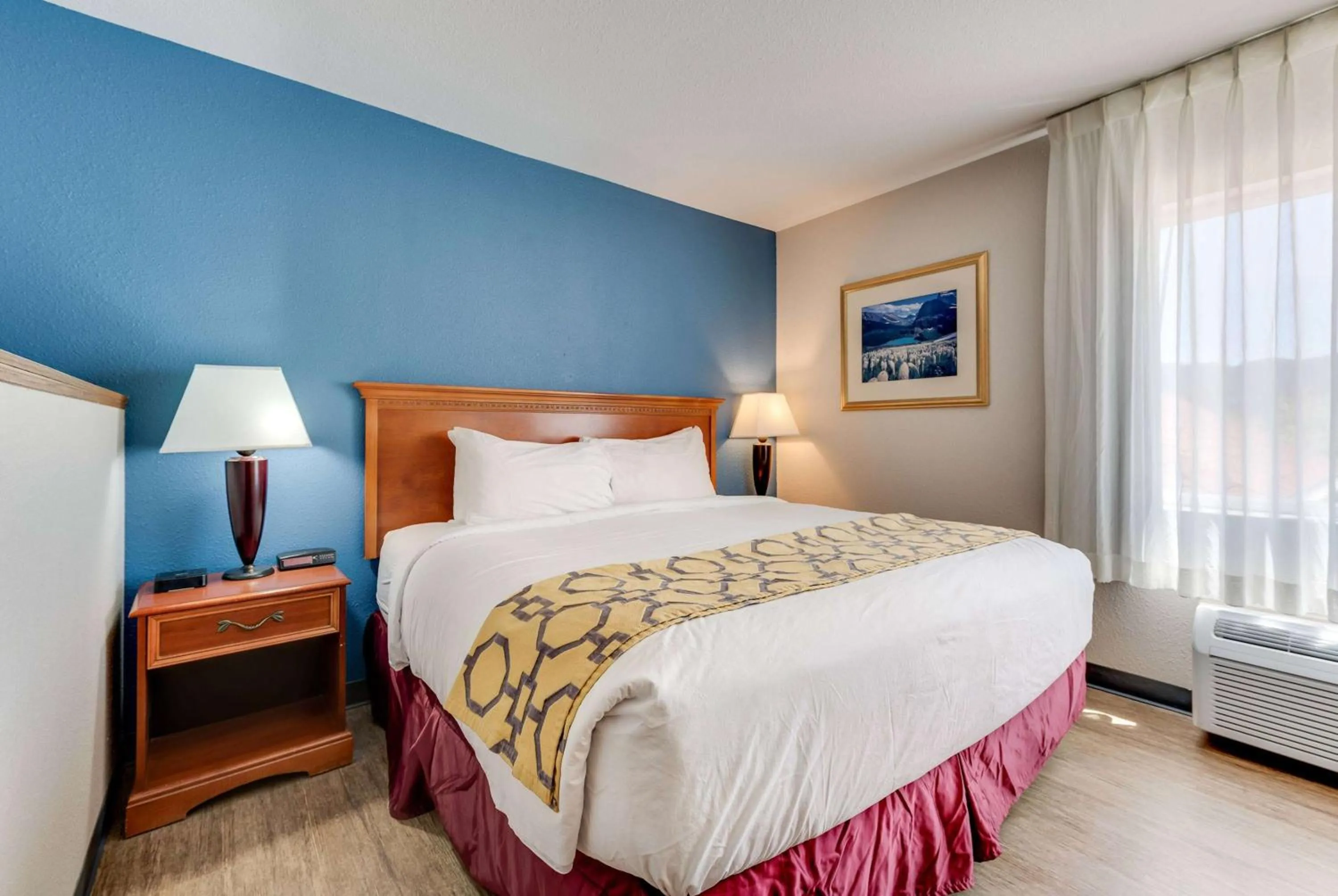 Photo of the whole room, Bed in Baymont by Wyndham Salida