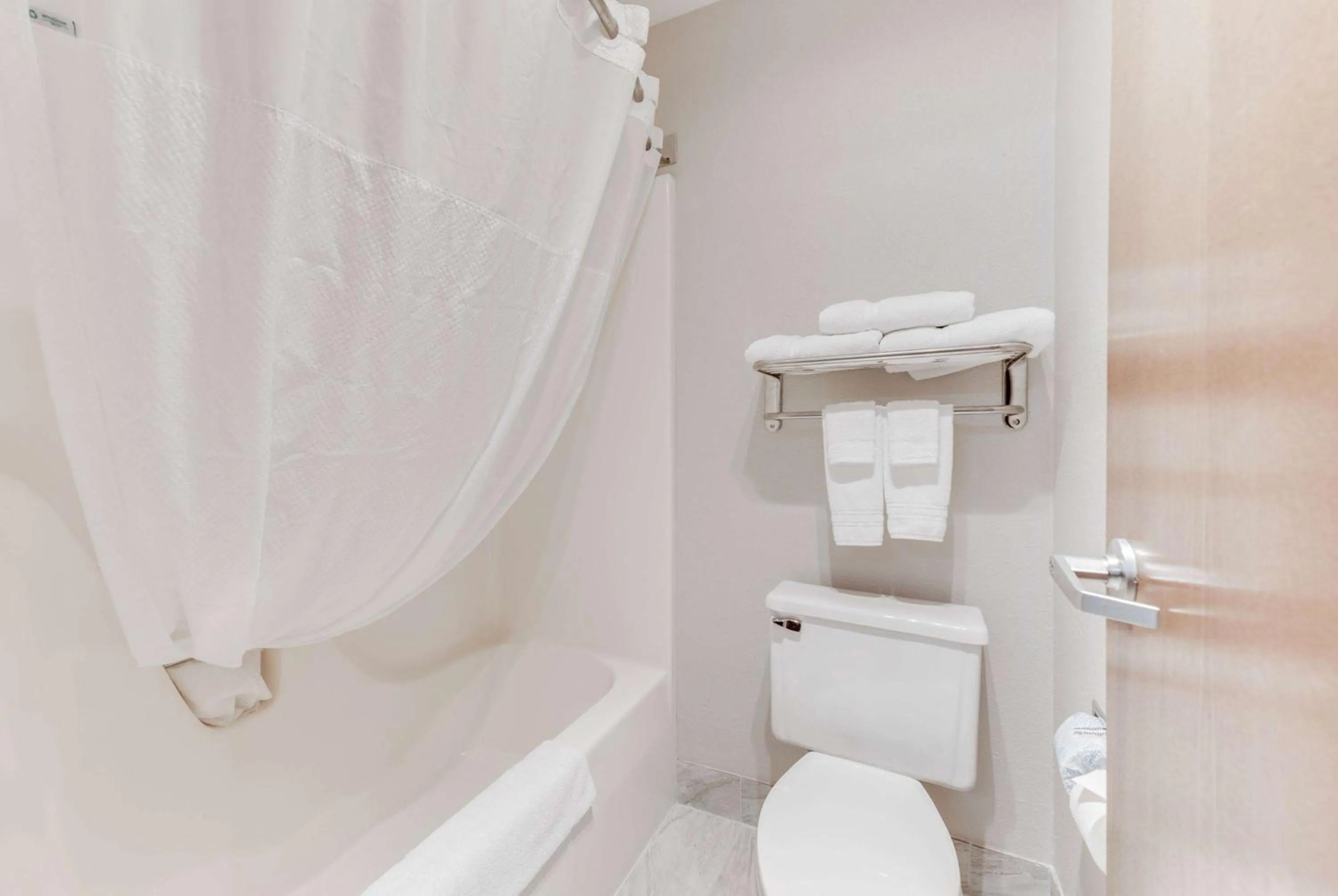 TV and multimedia in Baymont by Wyndham Salida