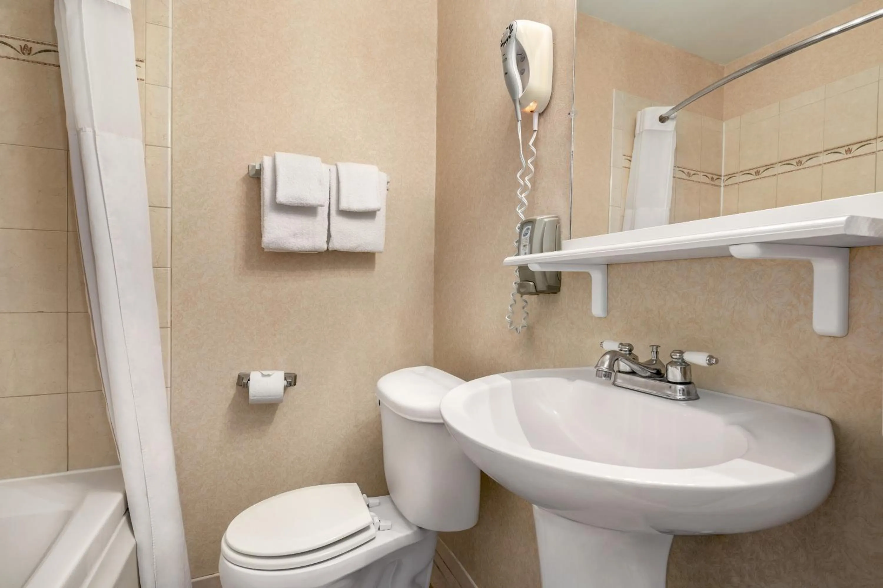 Bathroom in Plim Plaza Hotel