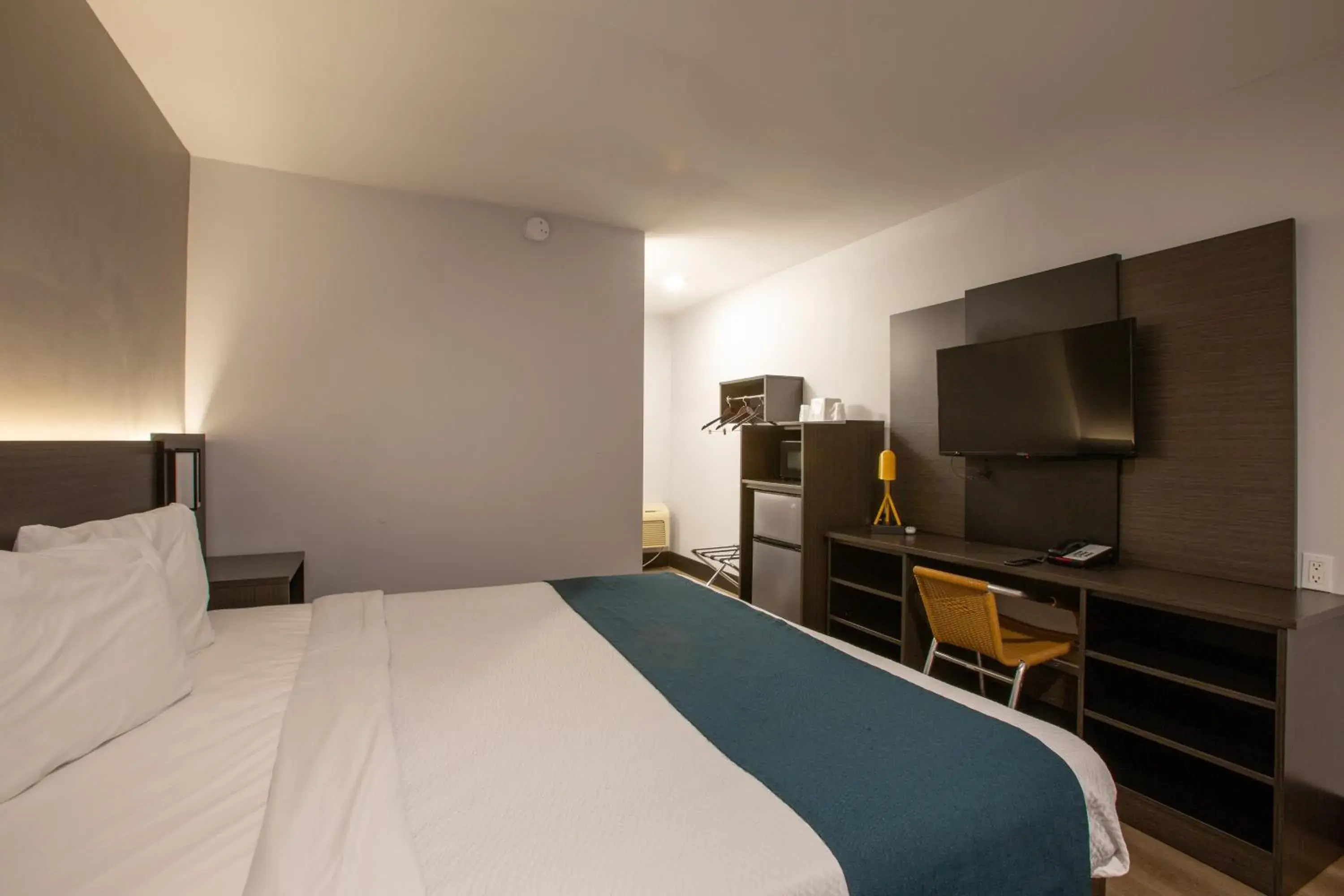 King Room - Non-Smoking in Motel 6 Williams AZ Downtown Grand Canyon King Room - Non-Smoking in Motel 6 Williams AZ Downtown Grand Canyon