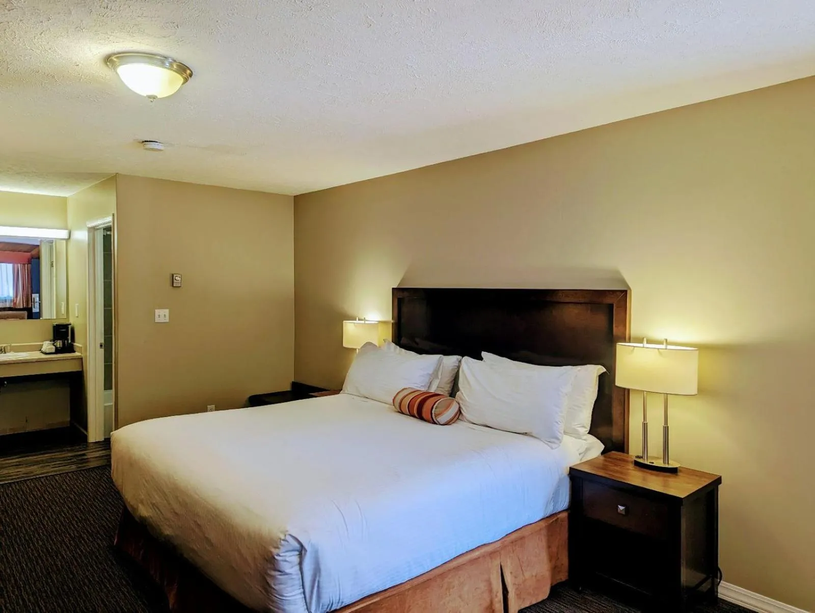 Bed in Alpine Inn & Suites
