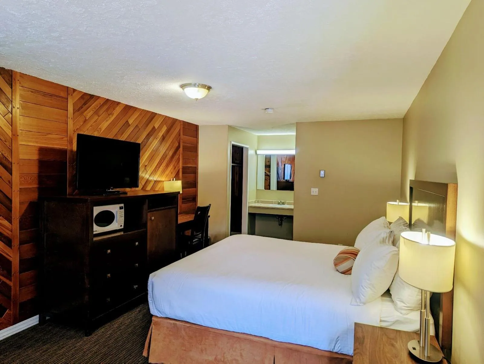 Bed in Alpine Inn & Suites