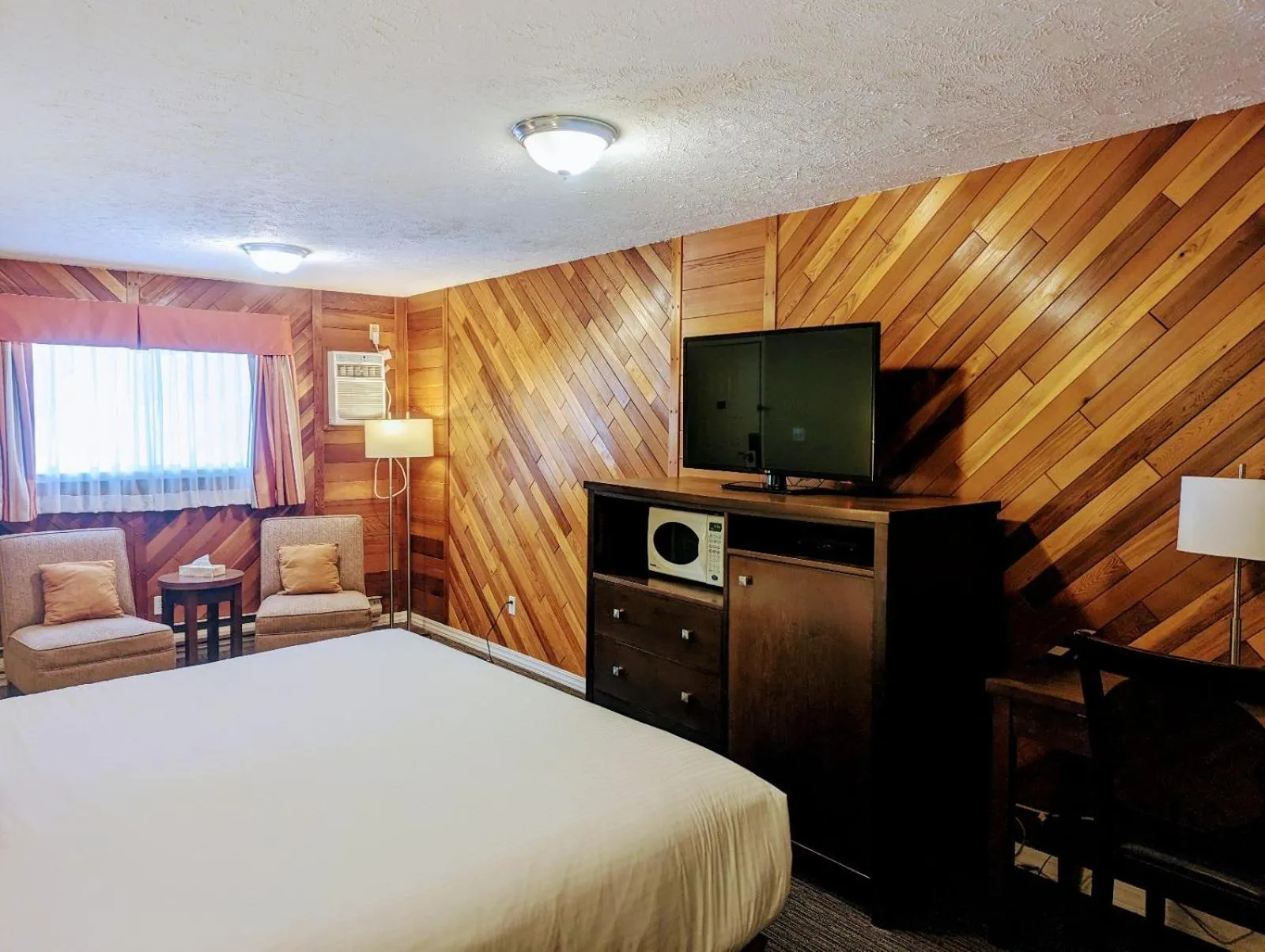 Bedroom, Bed in Alpine Inn & Suites