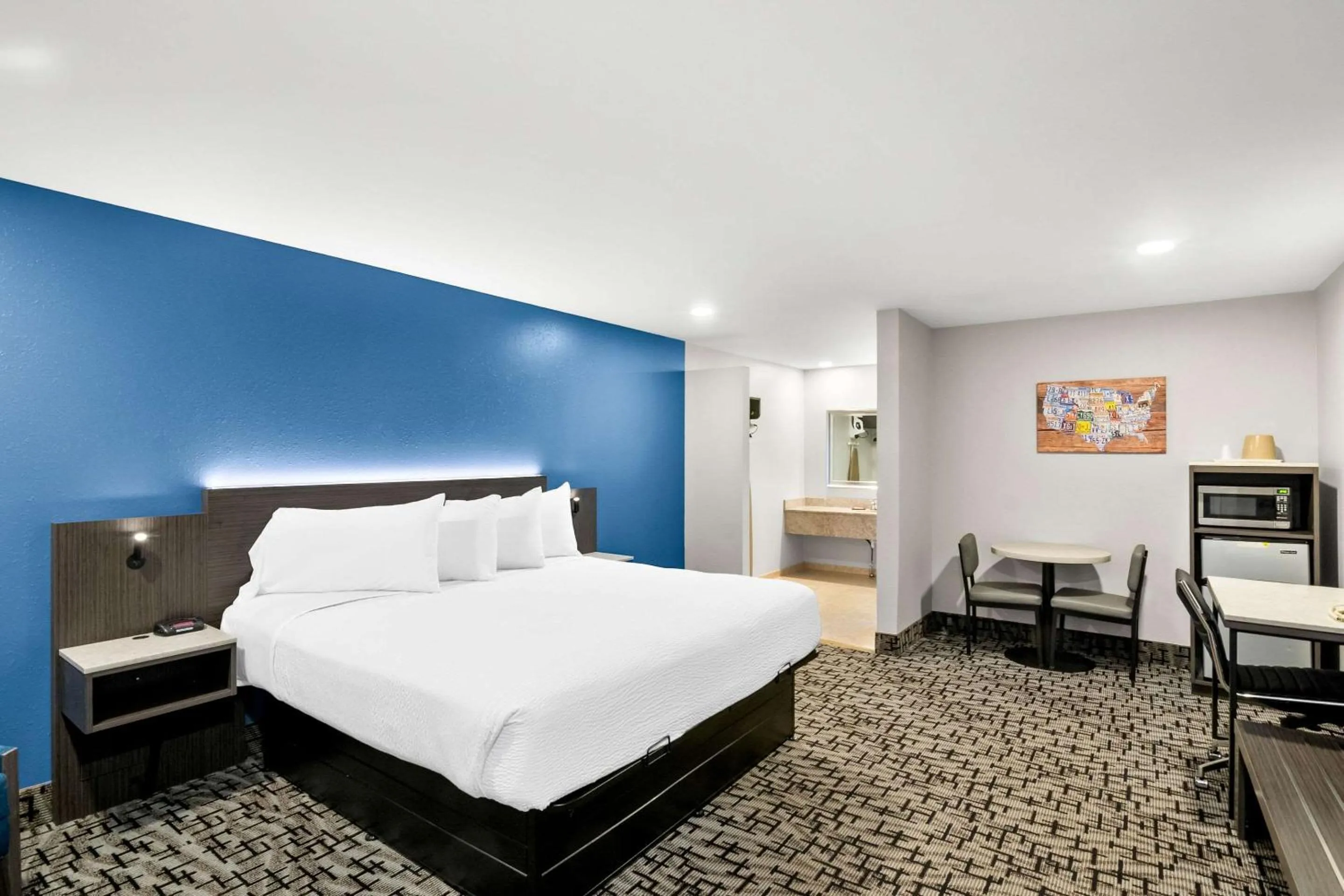 Bedroom, Bed in Days Inn by Wyndham Bethel - Danbury