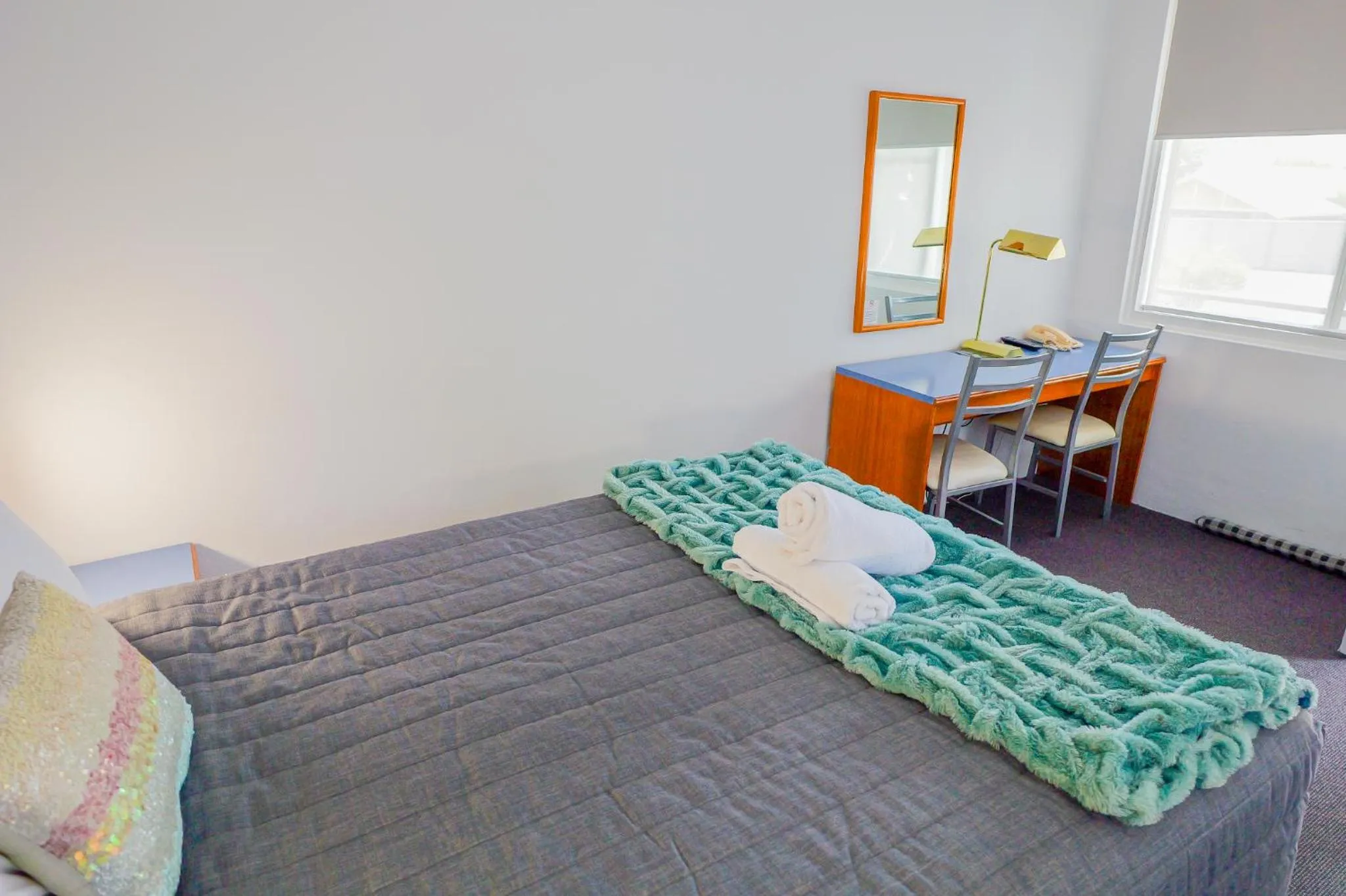 Bedroom, Bed in Abbotsleigh Motor Inn