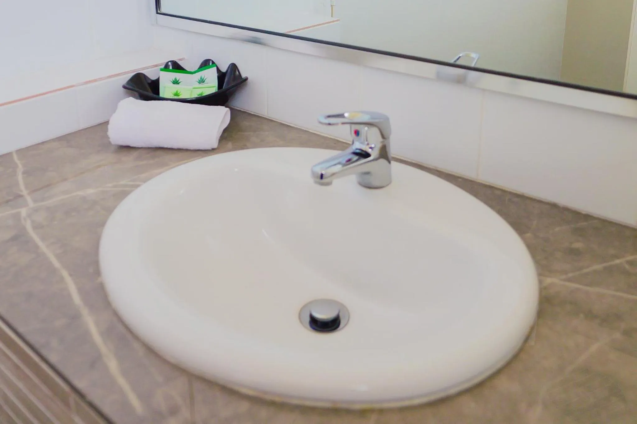 Bathroom in Abbotsleigh Motor Inn