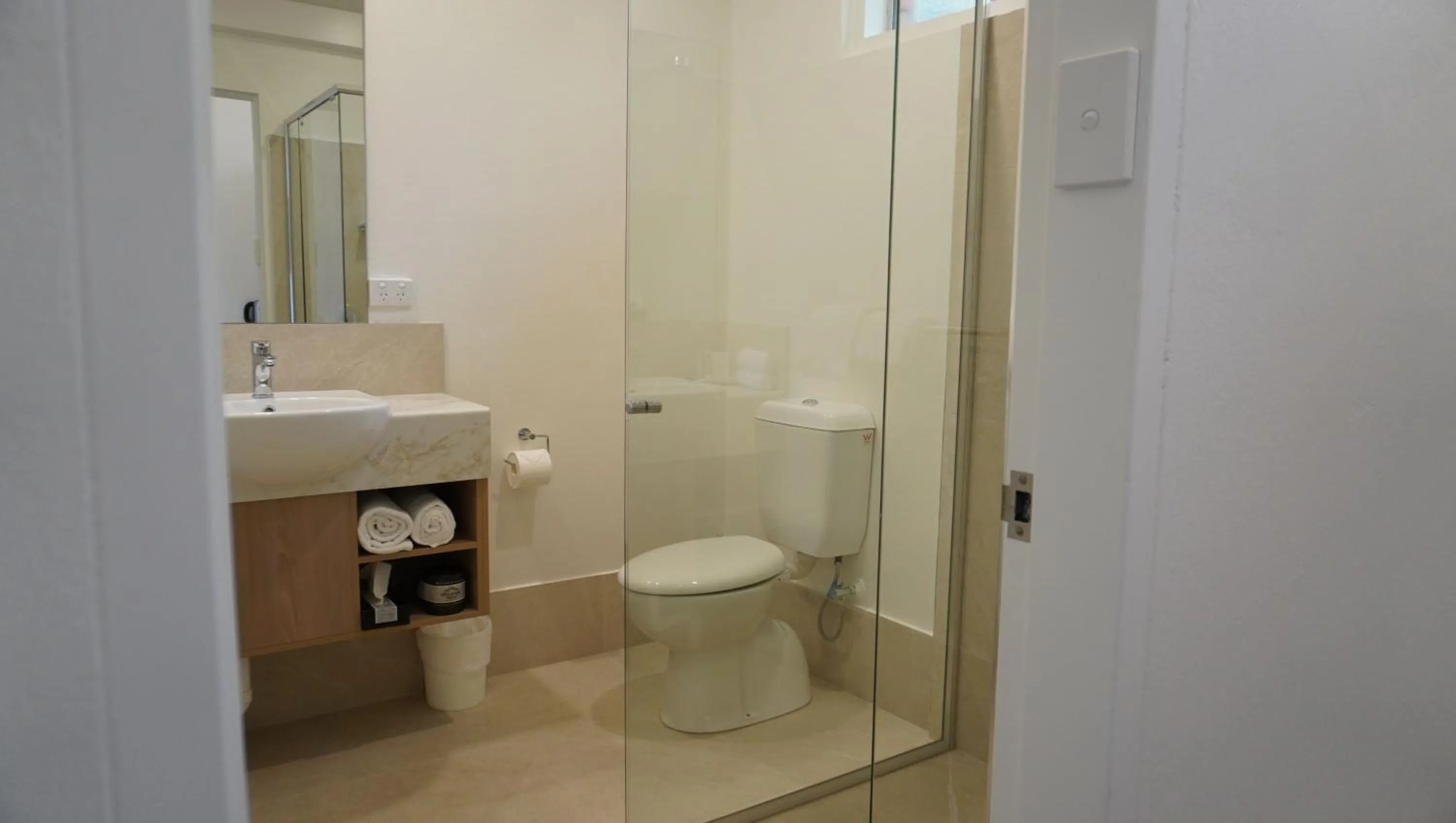 Shower in Abbotsleigh Motor Inn