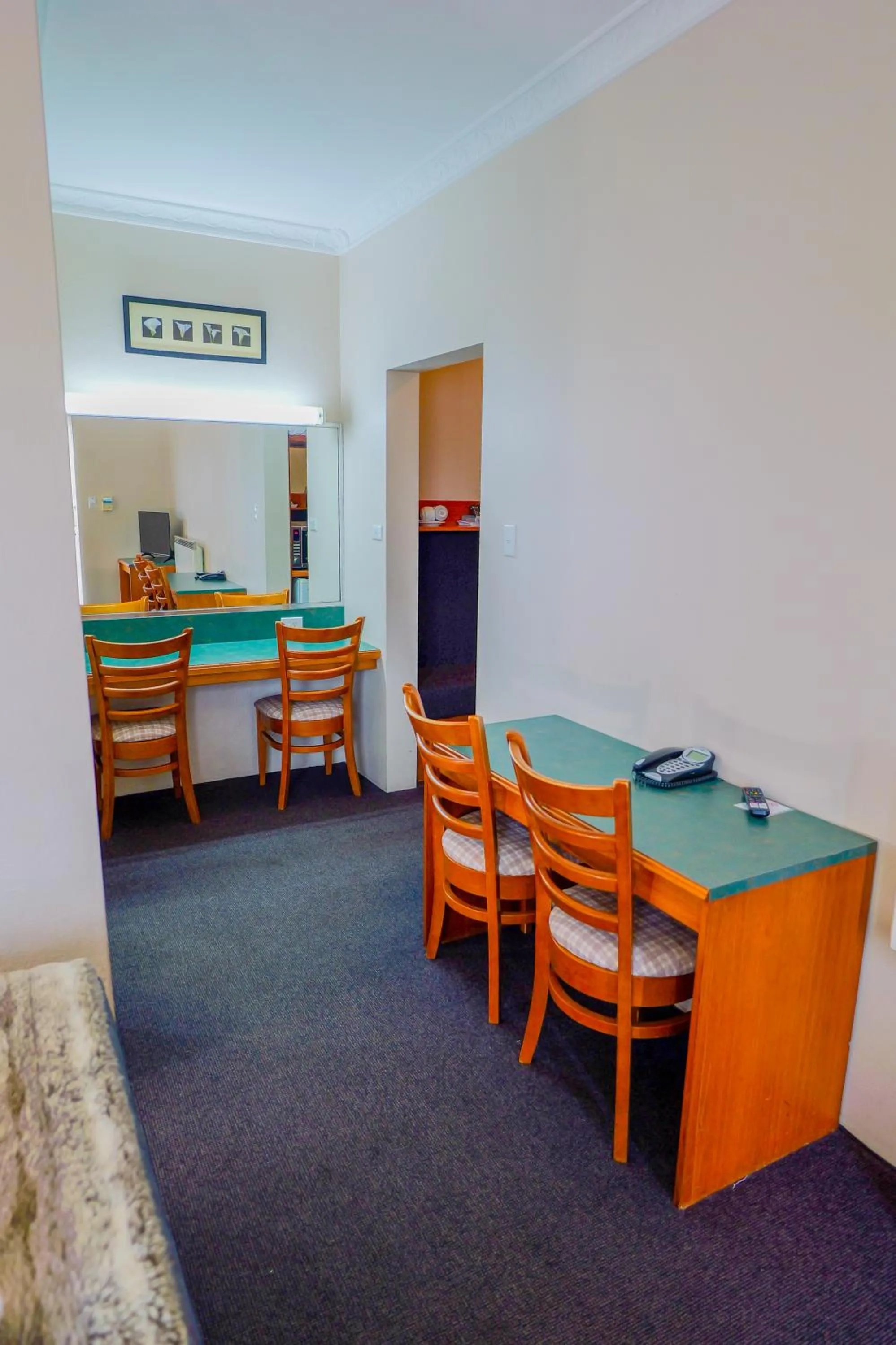 Seating area in Abbotsleigh Motor Inn