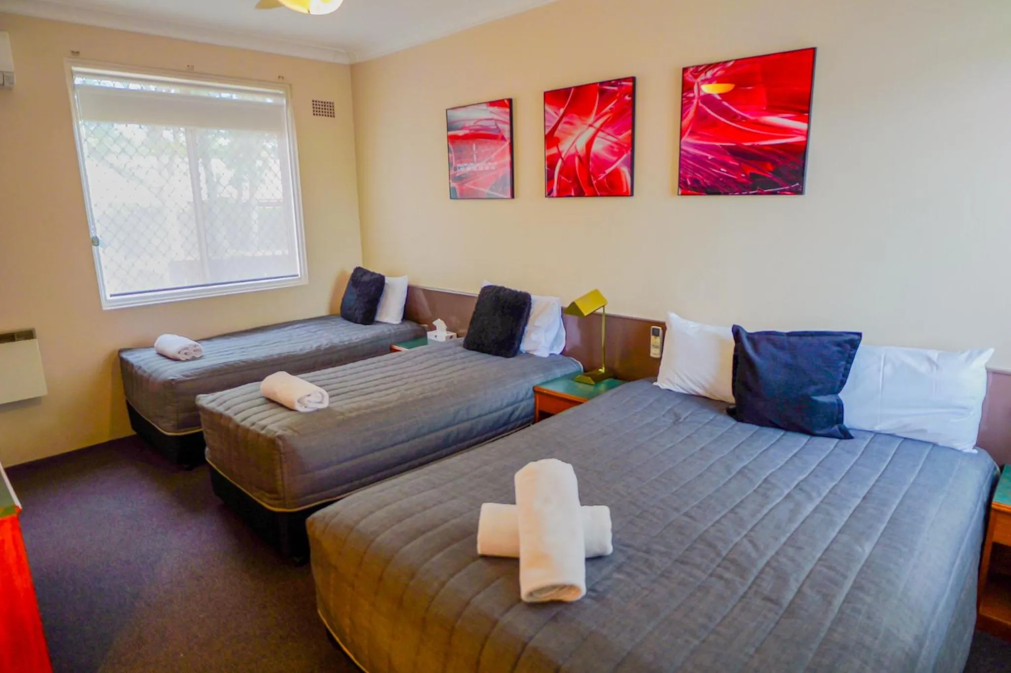 Bedroom, Bed in Abbotsleigh Motor Inn