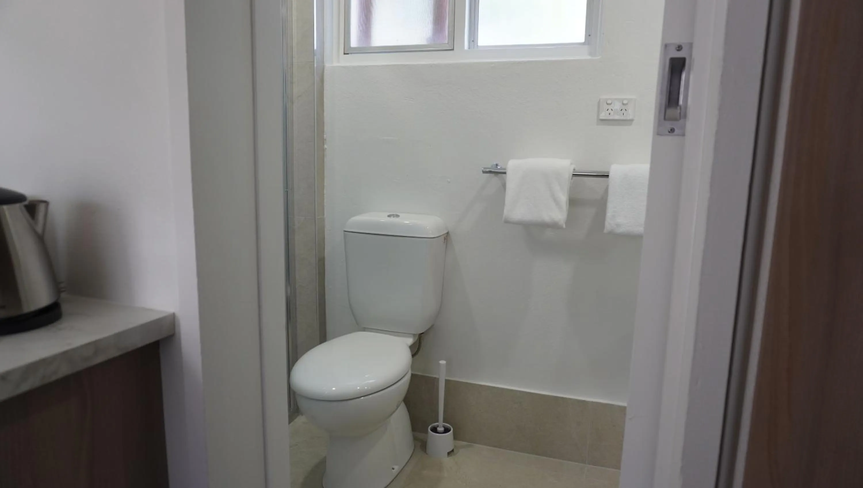 Toilet in Abbotsleigh Motor Inn