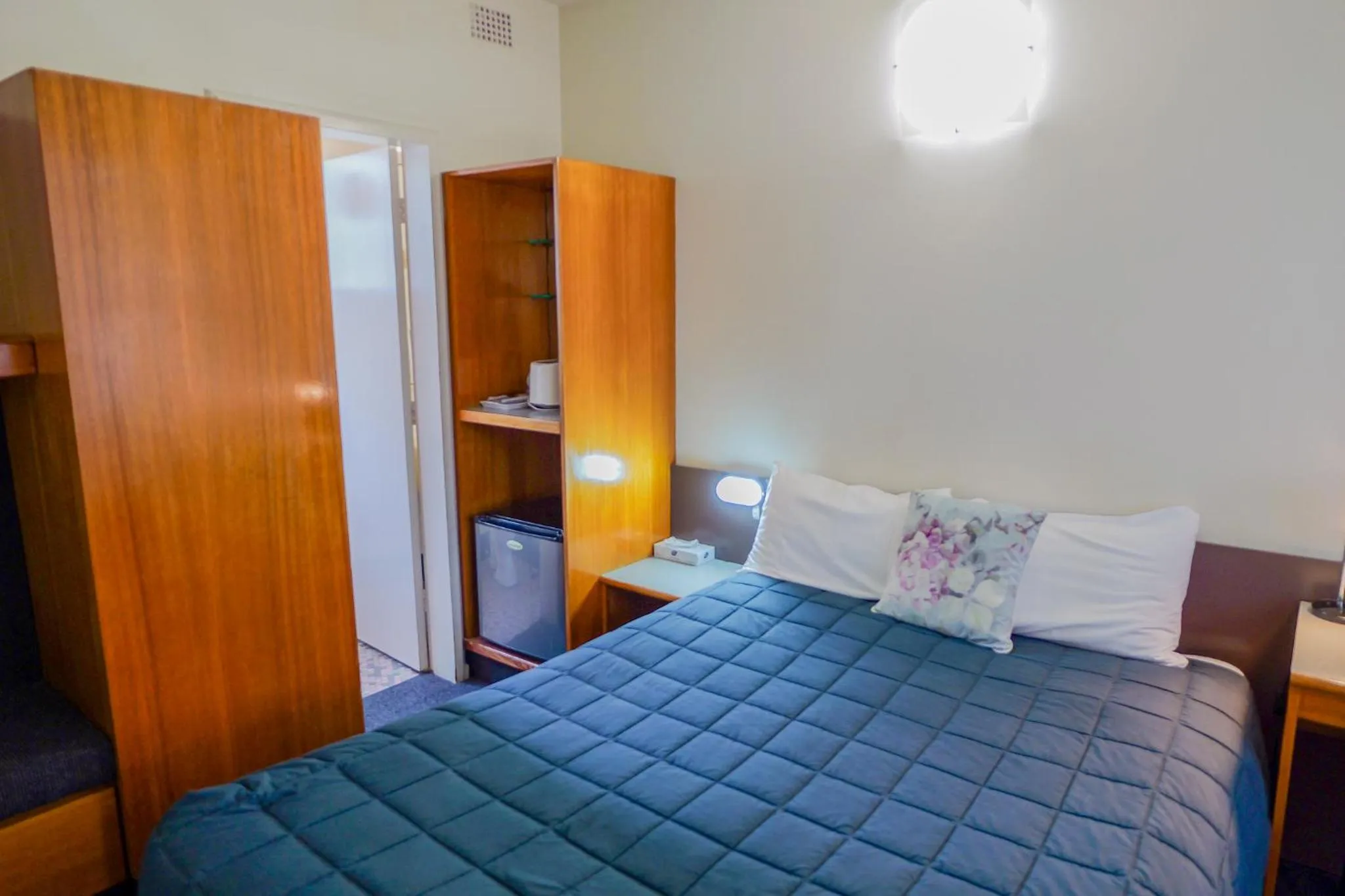 Bed in Abbotsleigh Motor Inn