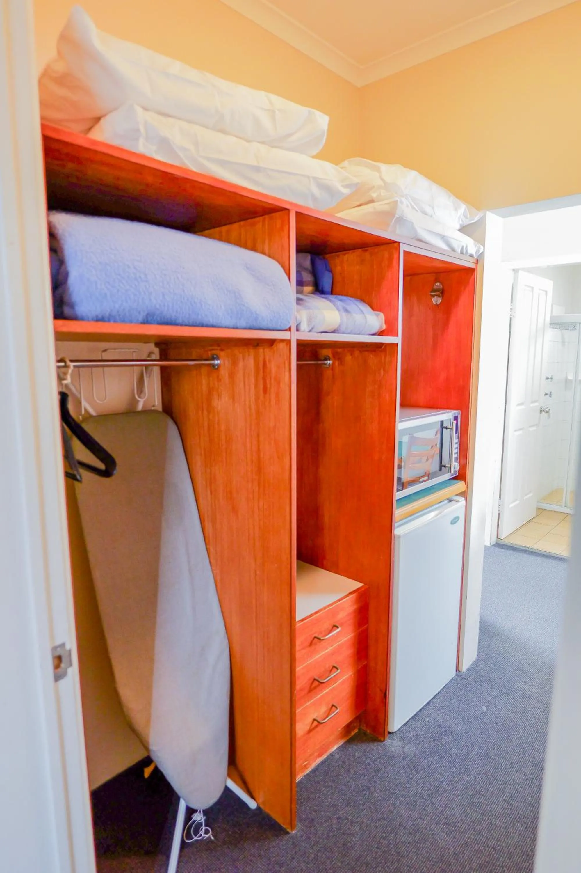wardrobe, Bed in Abbotsleigh Motor Inn