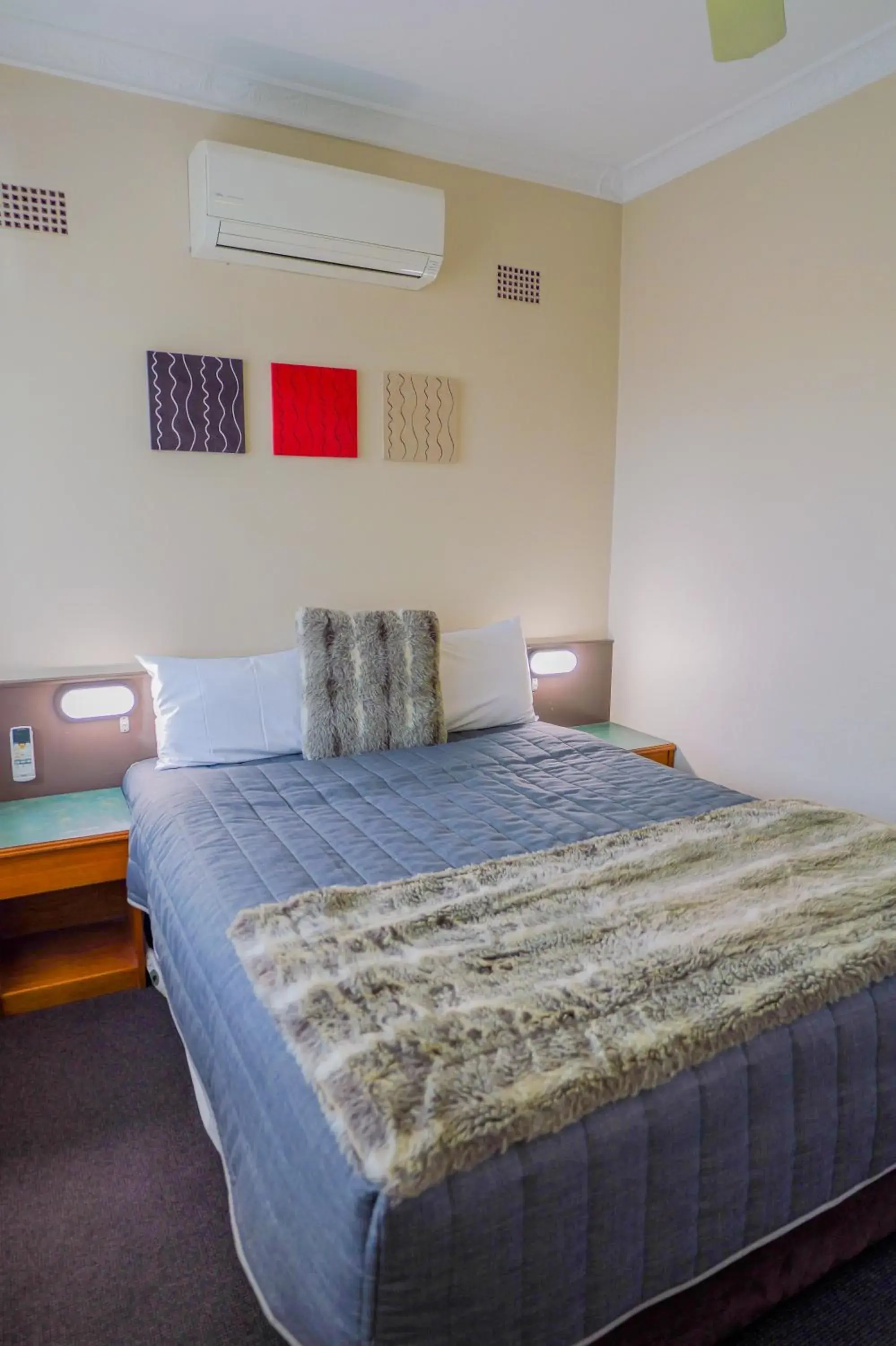 Bed in Abbotsleigh Motor Inn Bed in Abbotsleigh Motor Inn