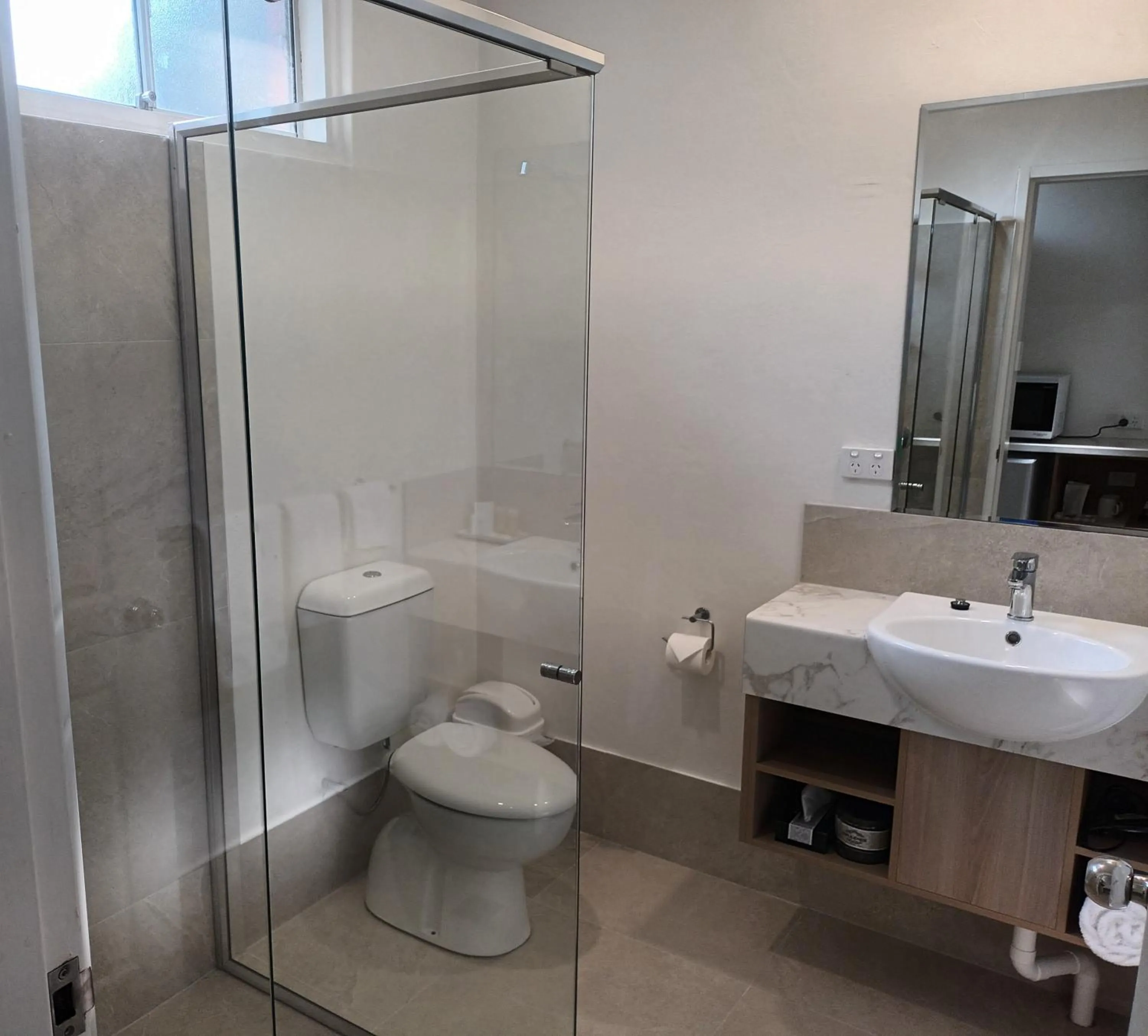 Shower in Abbotsleigh Motor Inn