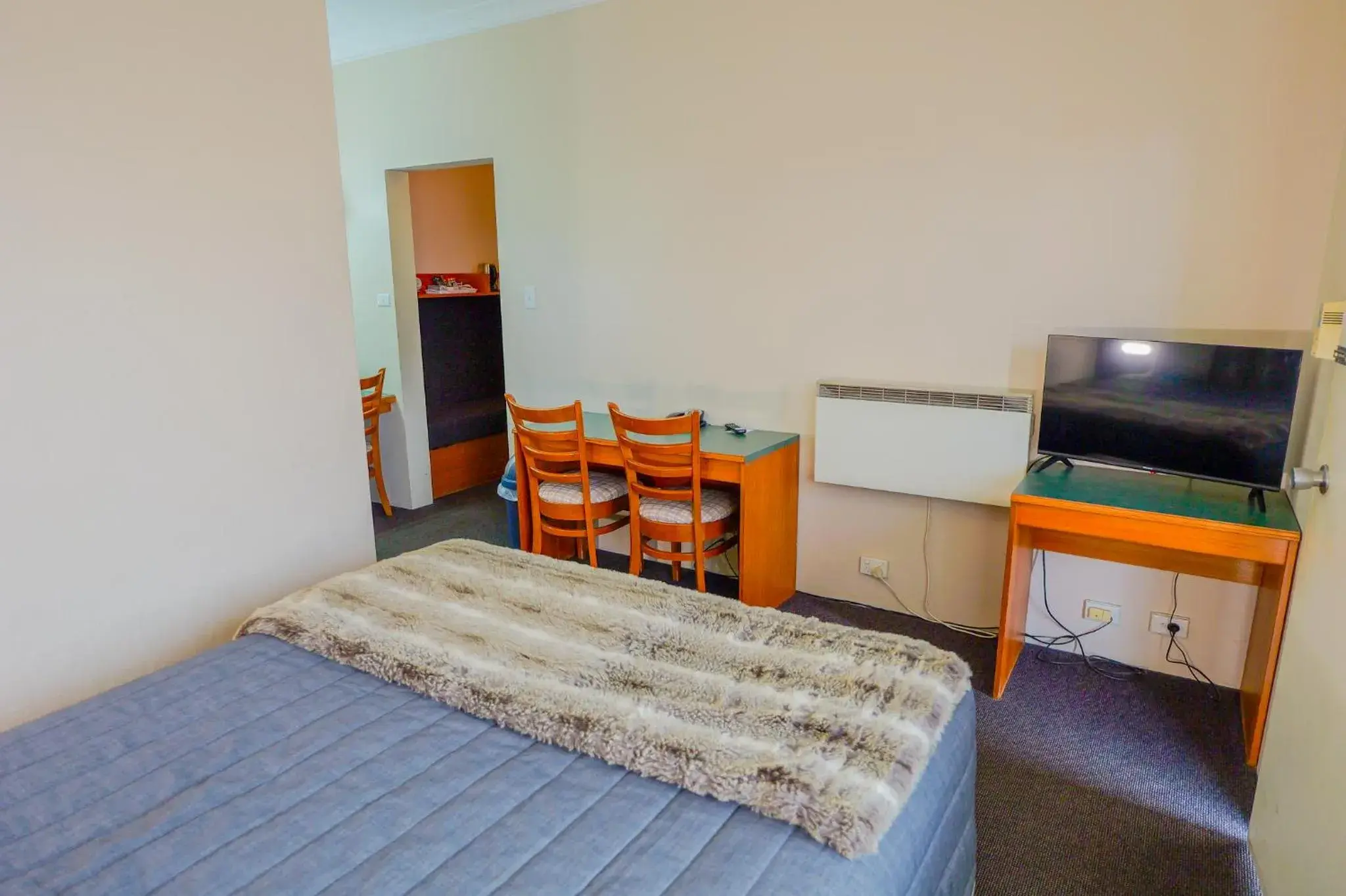 Two-Bedroom Family Room in Abbotsleigh Motor Inn Two-Bedroom Family Room in Abbotsleigh Motor Inn