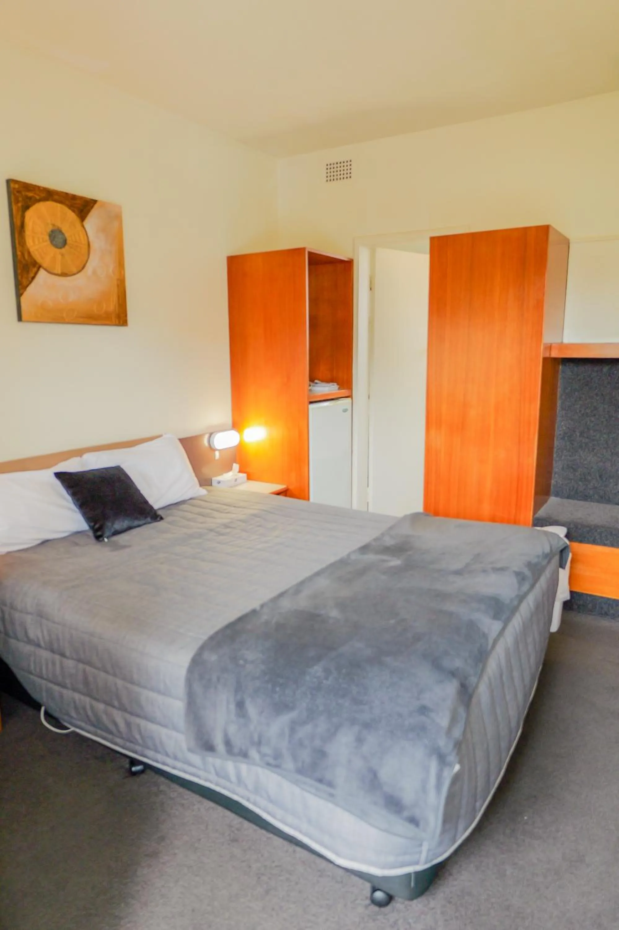 Bed in Abbotsleigh Motor Inn