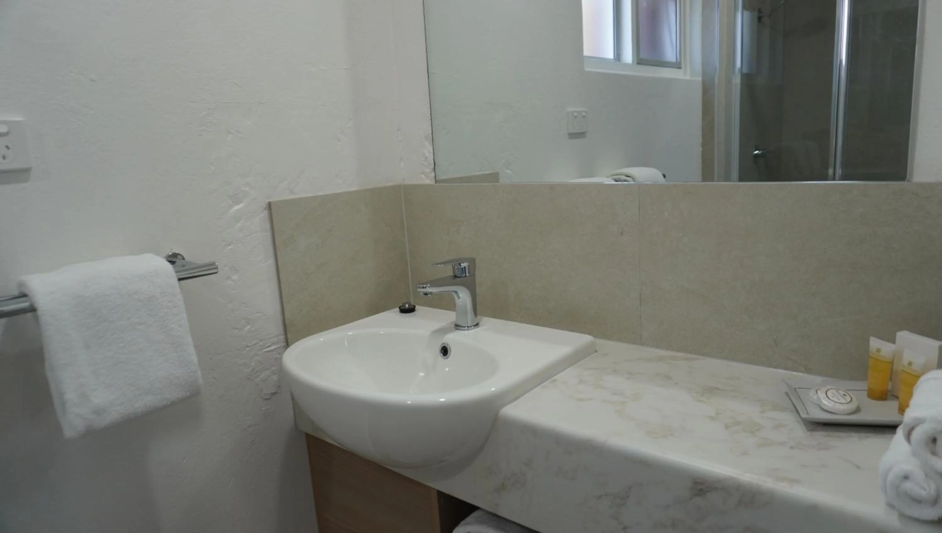 Bathroom in Abbotsleigh Motor Inn