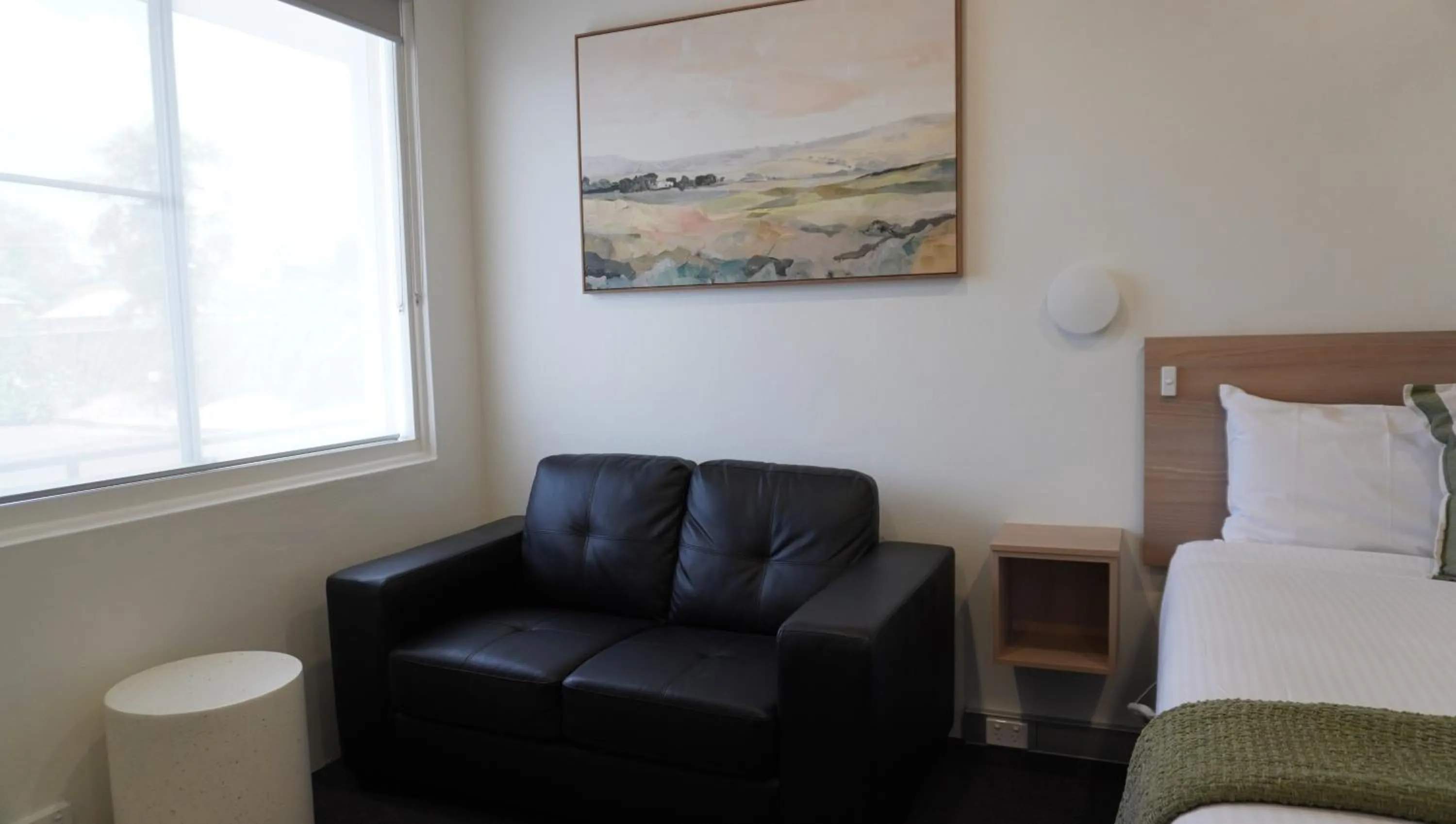 Living room, Bed in Abbotsleigh Motor Inn