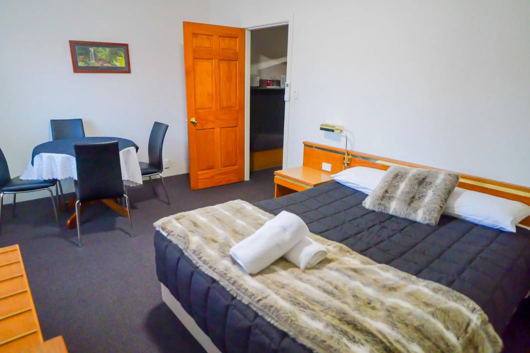 Bed in Abbotsleigh Motor Inn