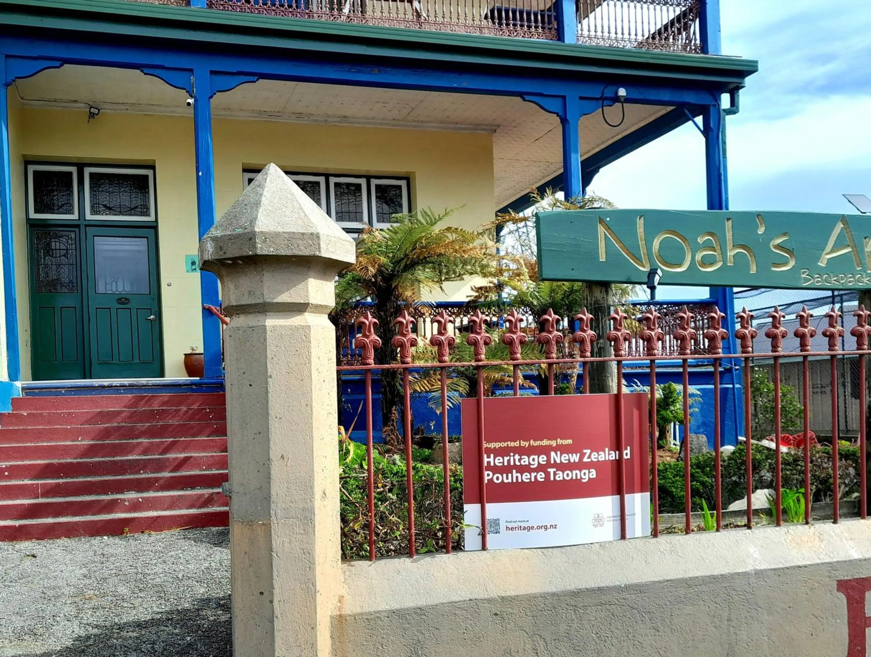 Facade/entrance in Noah's Ark Flashpacker