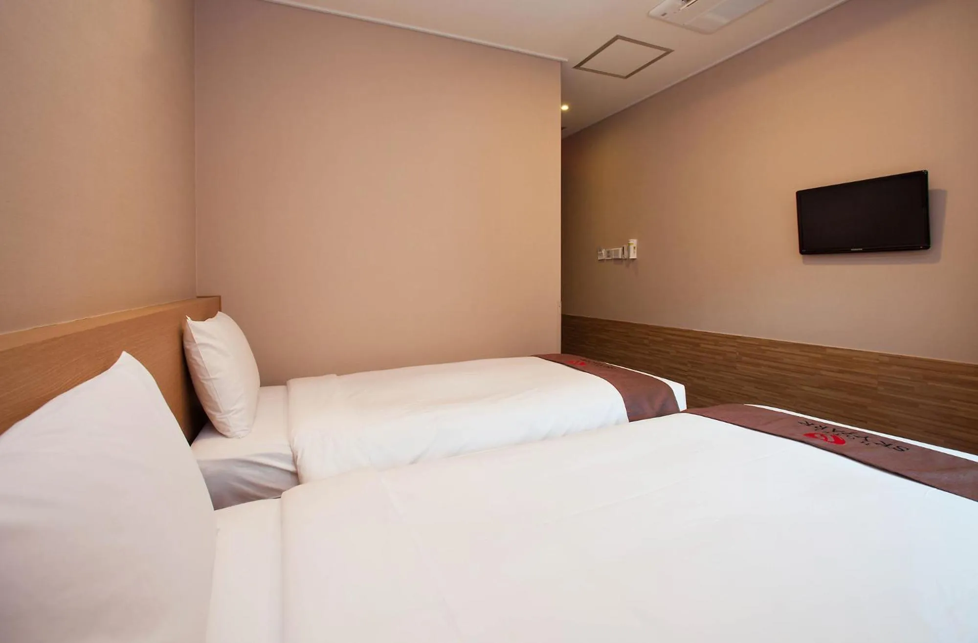 Photo of the whole room, Bed in Hotel Skypark Myeongdong 3
