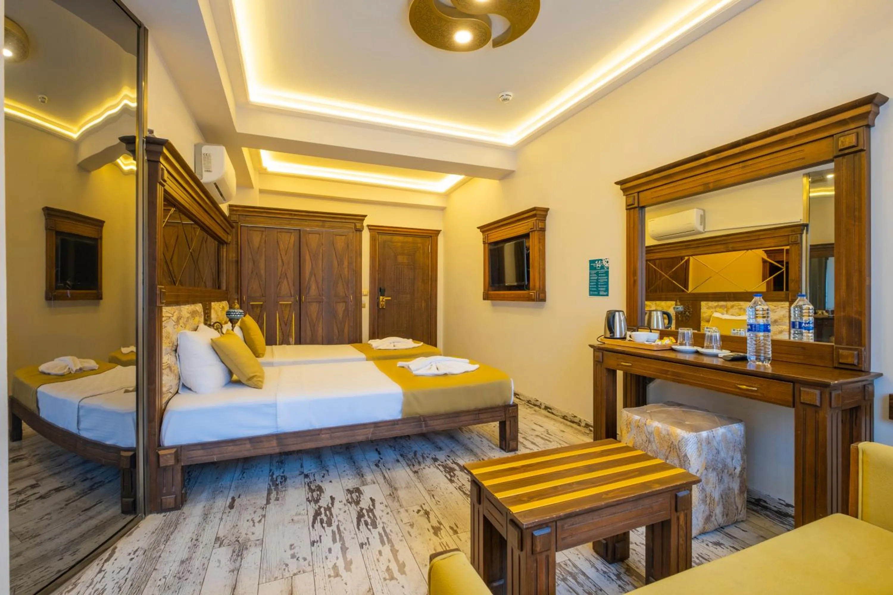 Bed in Reis Royal Hotel