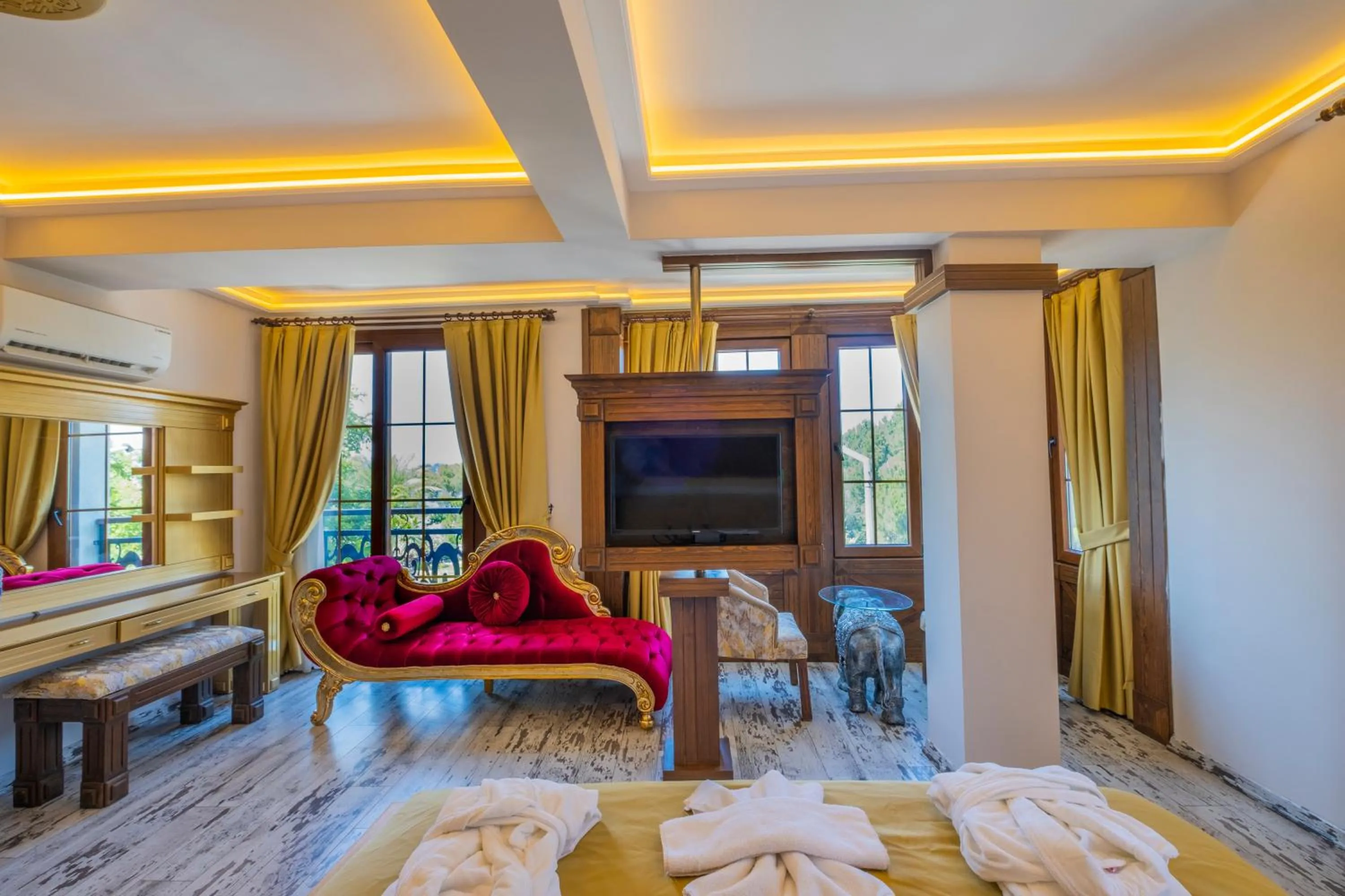 Bed in Reis Royal Hotel