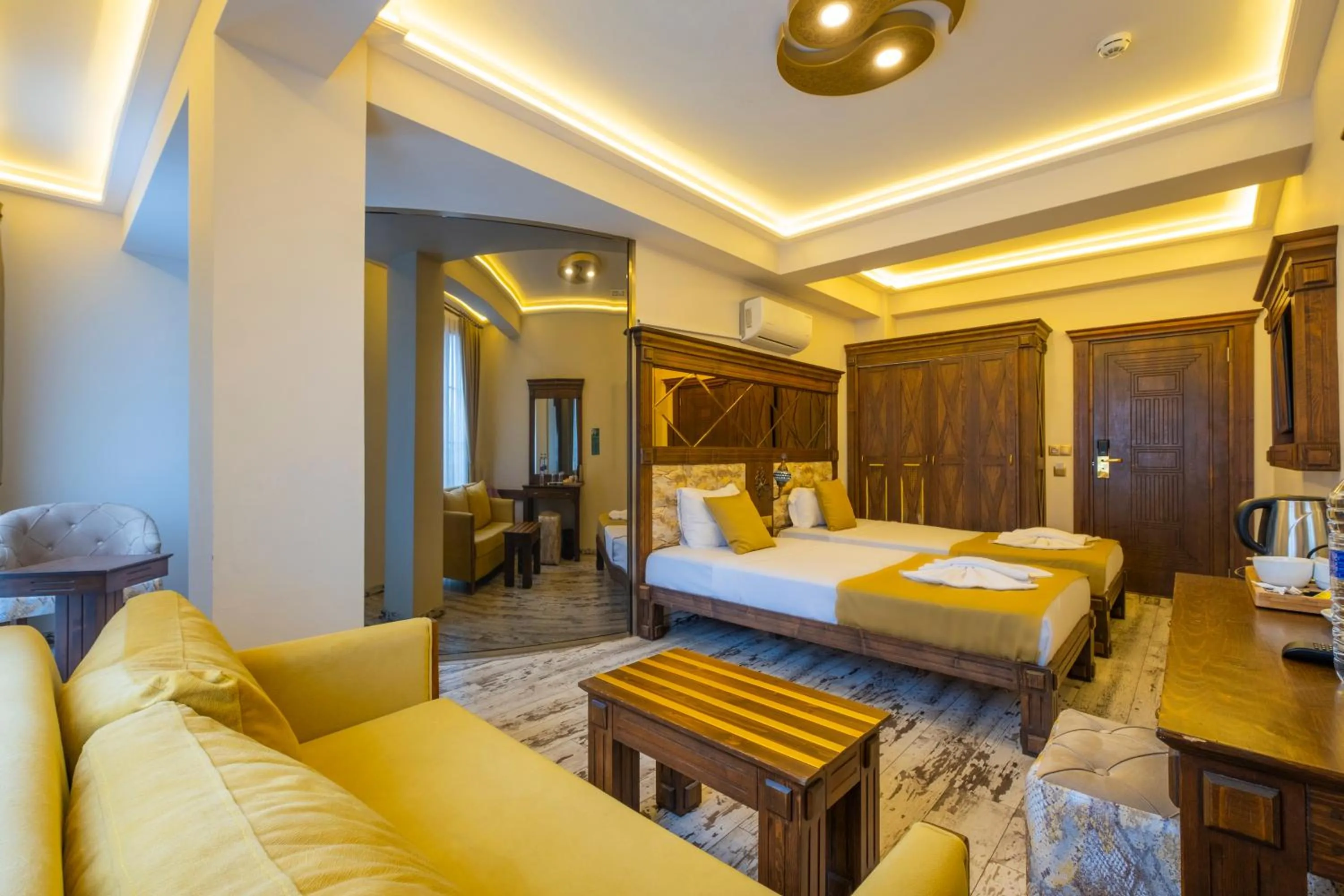 Bed in Reis Royal Hotel