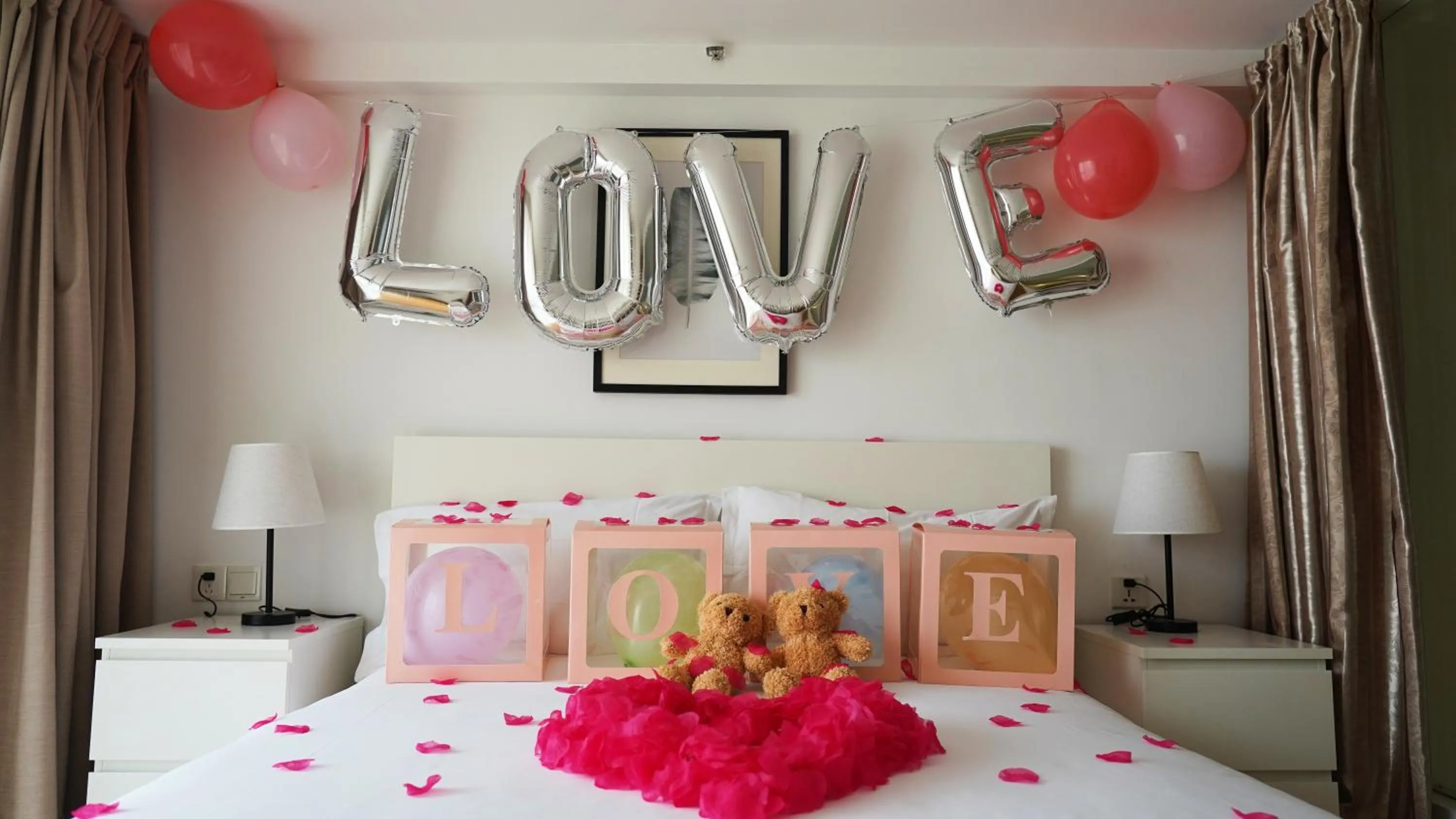 room service, Bed in Lujiazui More Residence