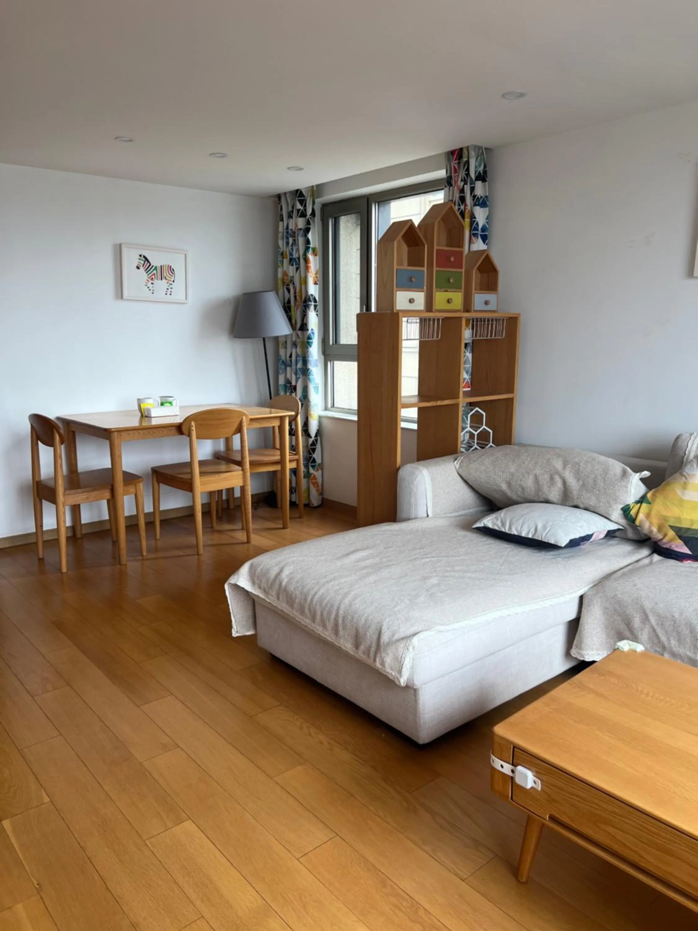 Living room, Bed in Lujiazui More Residence