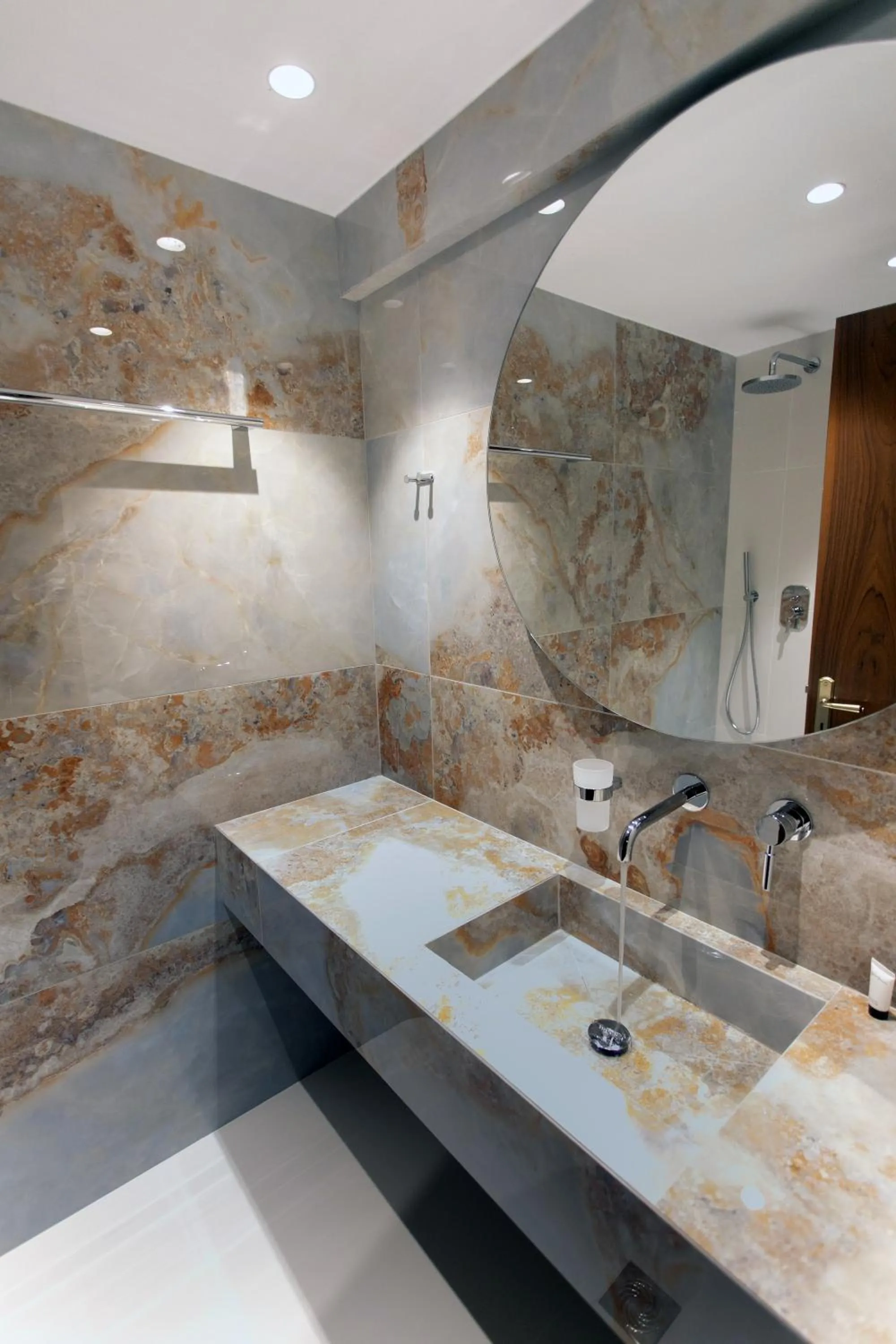 Bathroom in Paradise Hotel