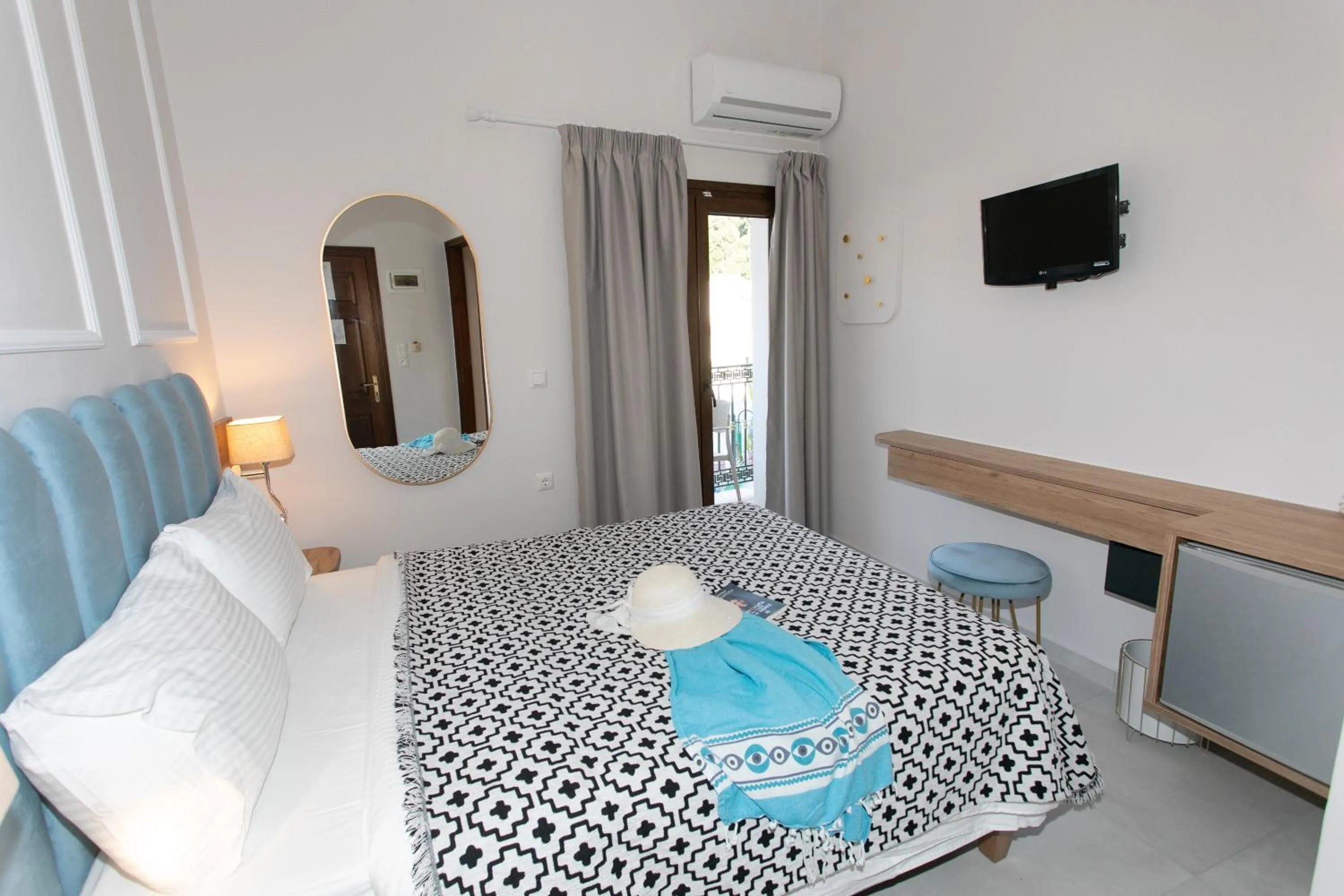 Bed in Paradise Hotel