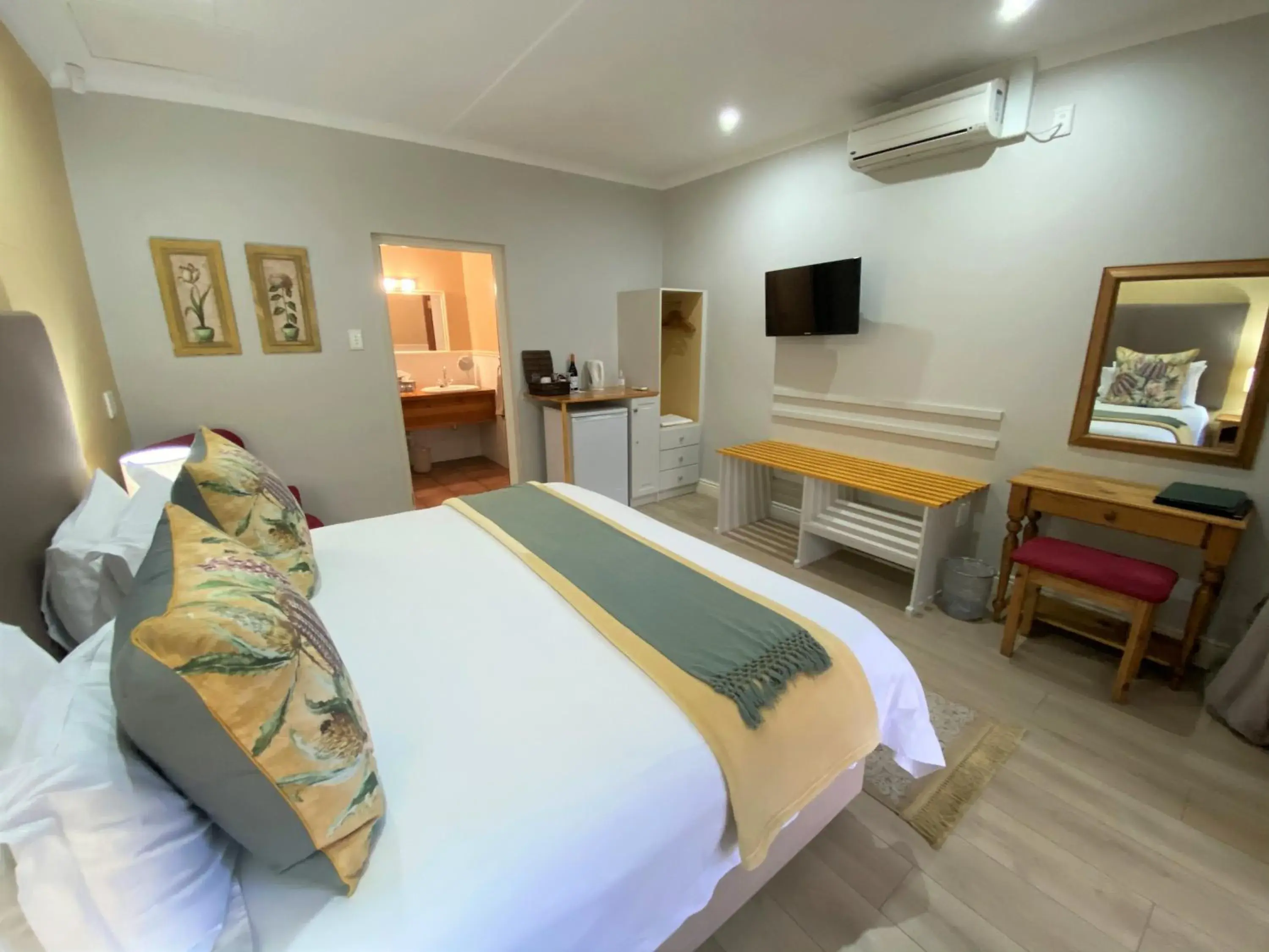 Double Room - single occupancy in 88 Baron van Reede Guesthouse Double Room - single occupancy in 88 Baron van Reede Guesthouse