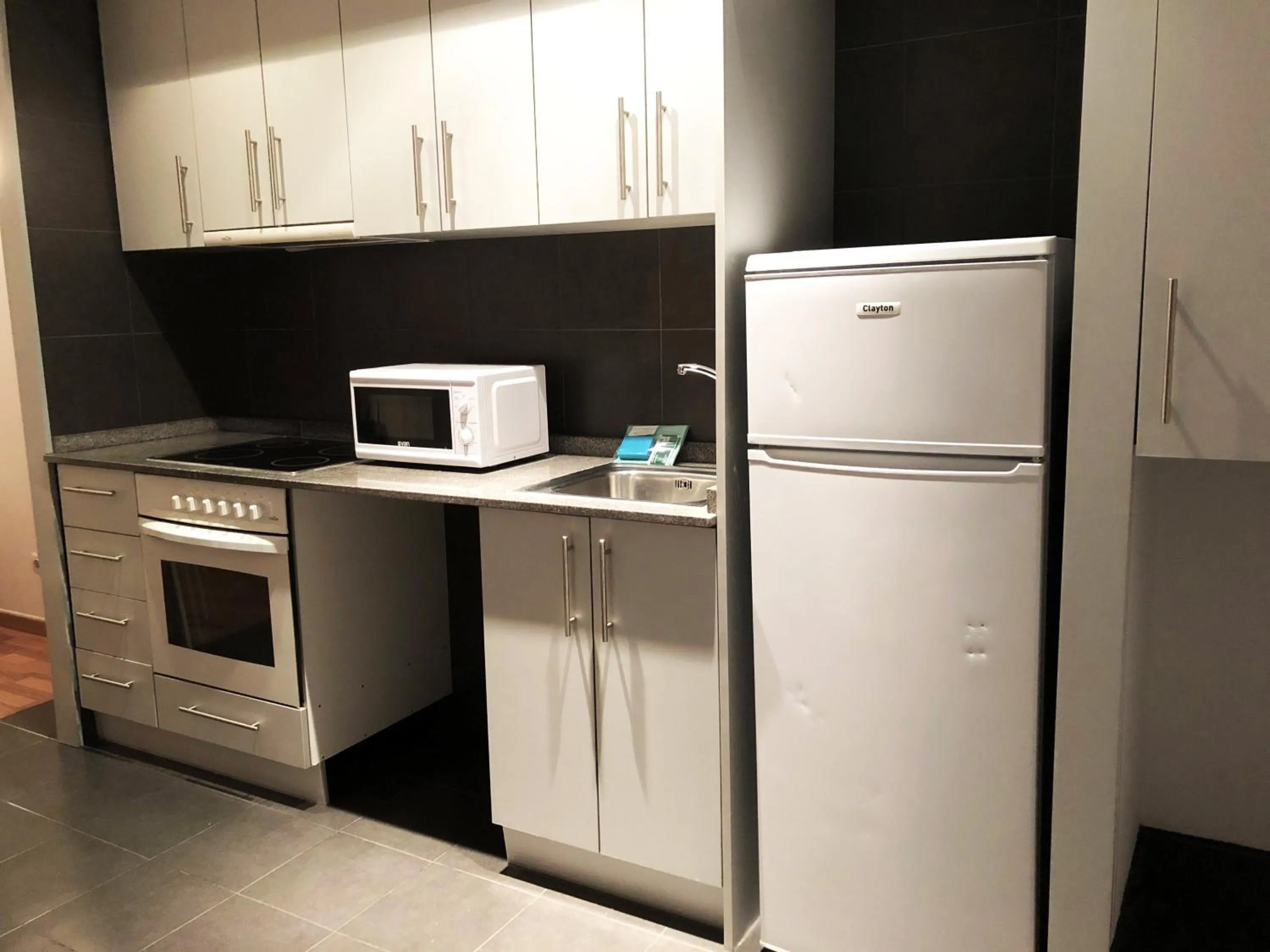 Kitchen or kitchenette in Apartamentos La Solana 3000